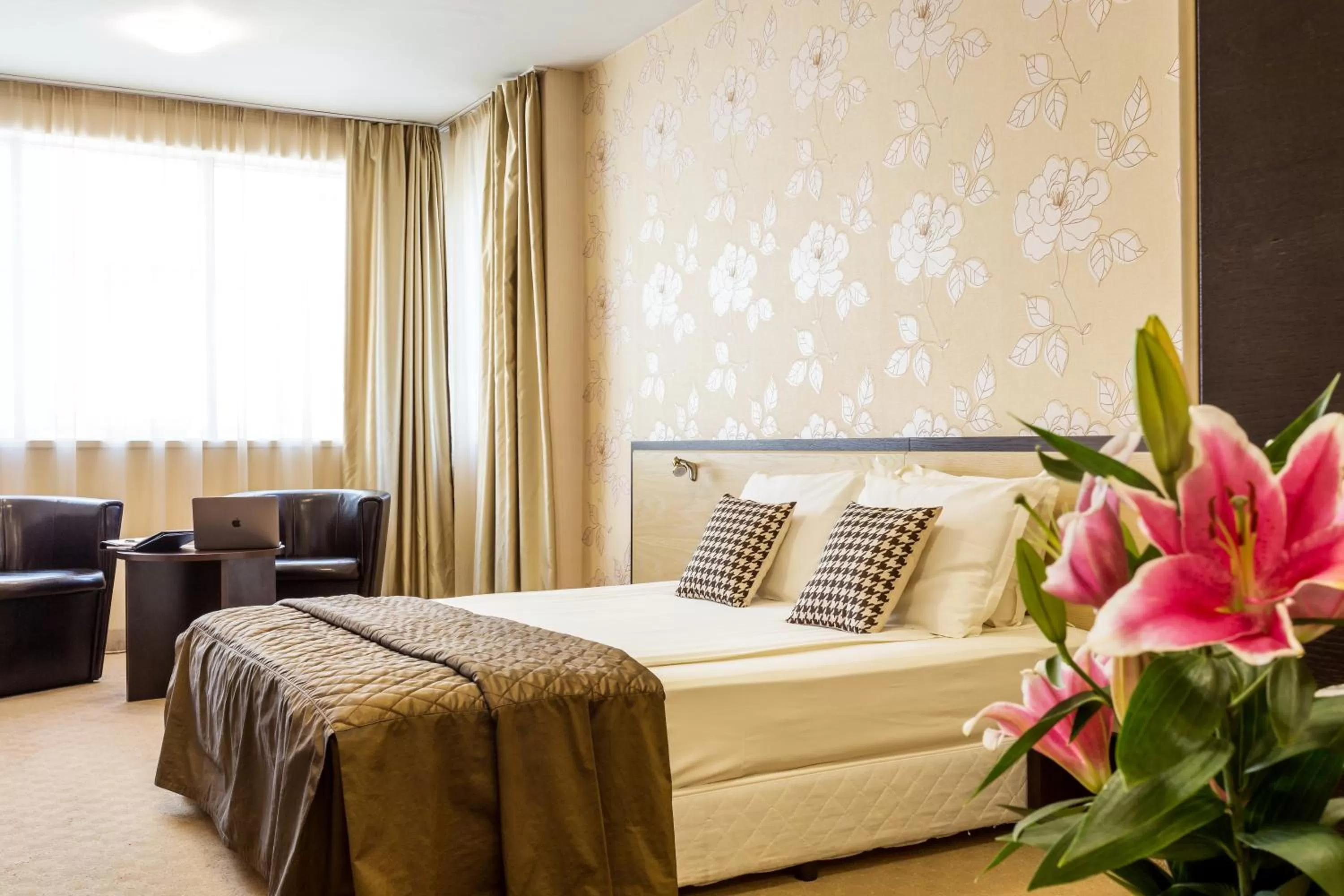 Bed in City Avenue Hotel by HMG-Free Parking-Free Wi-Fi