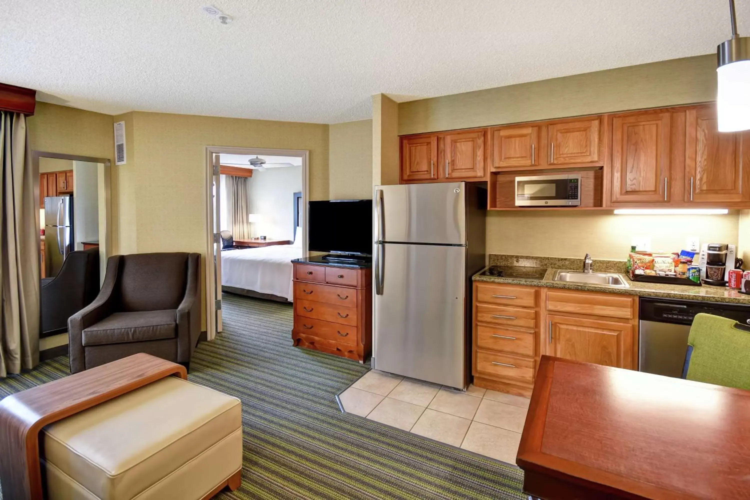 Living room, Kitchen/Kitchenette in Homewood Suites by Hilton Salt Lake City - Midvale/Sandy