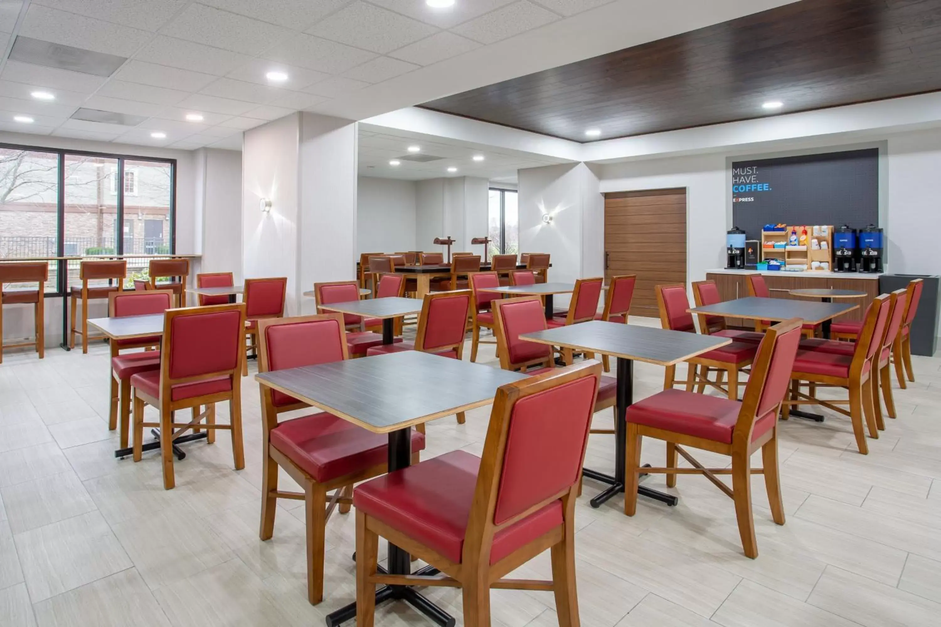 Breakfast, Restaurant/Places to Eat in Holiday Inn Express Hotel & Suites Fort Wayne, an IHG Hotel