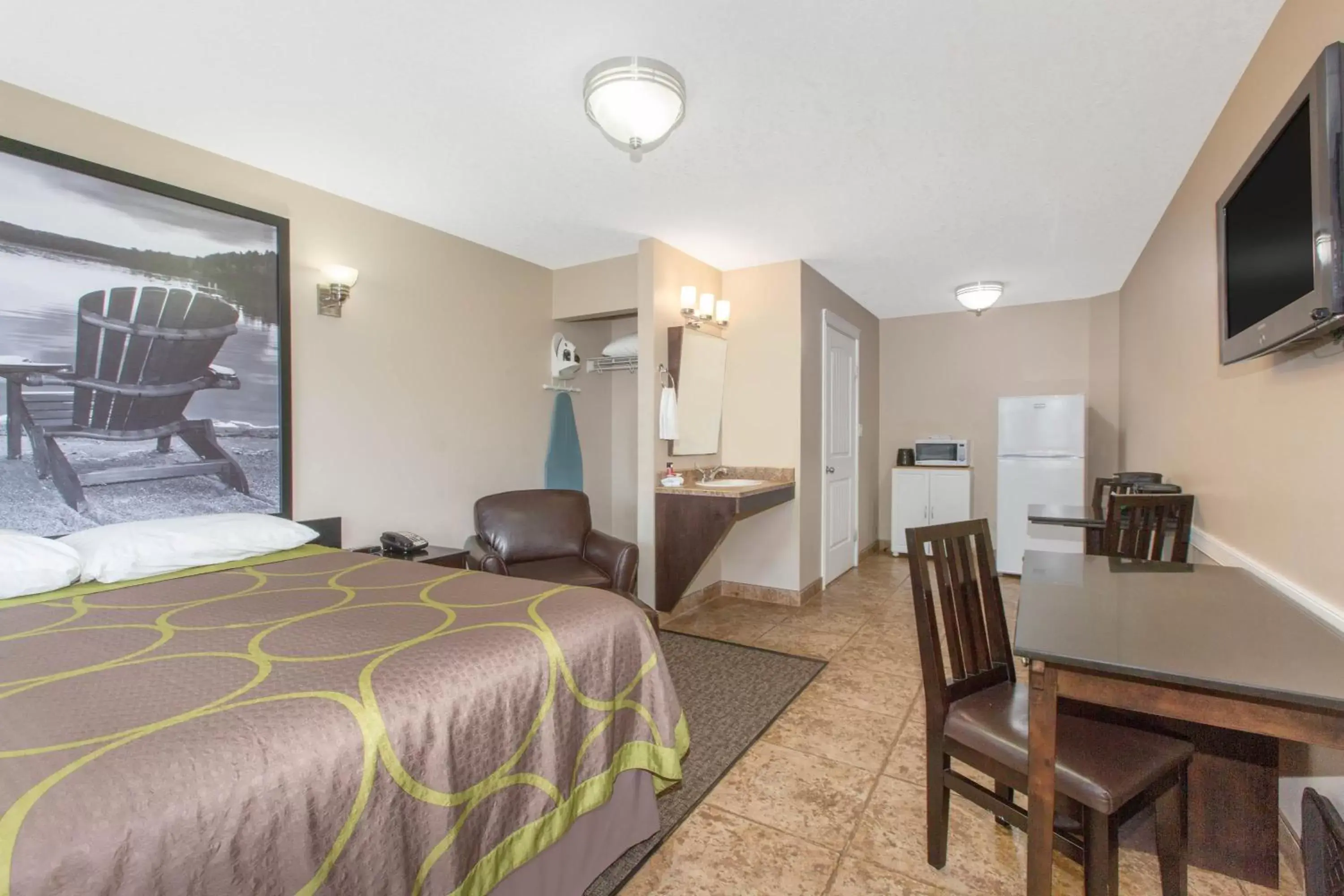 TV and multimedia in Super 8 by Wyndham Fort McMurray