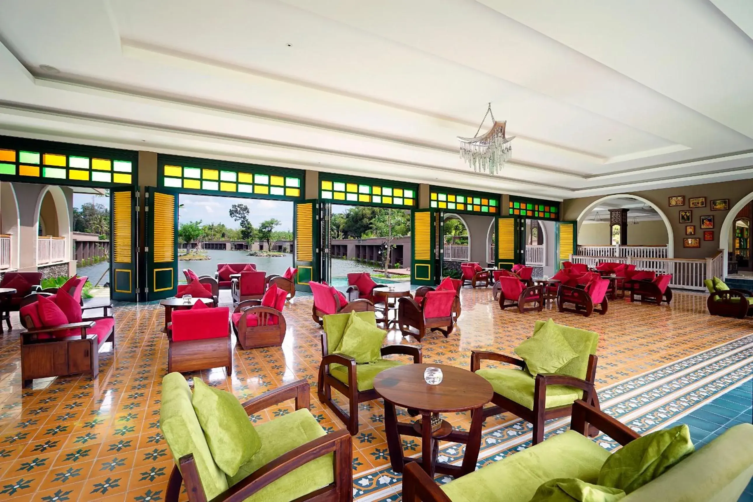 Lounge or bar, Restaurant/Places to Eat in The Westlake Resort Yogya