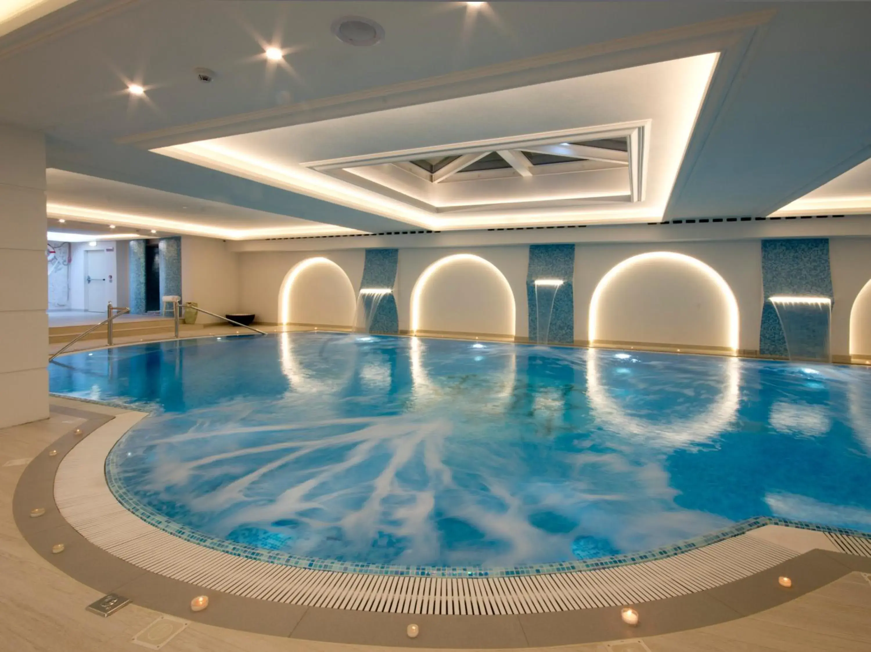 Hot Tub, Swimming Pool in Grand Hotel Da Vinci