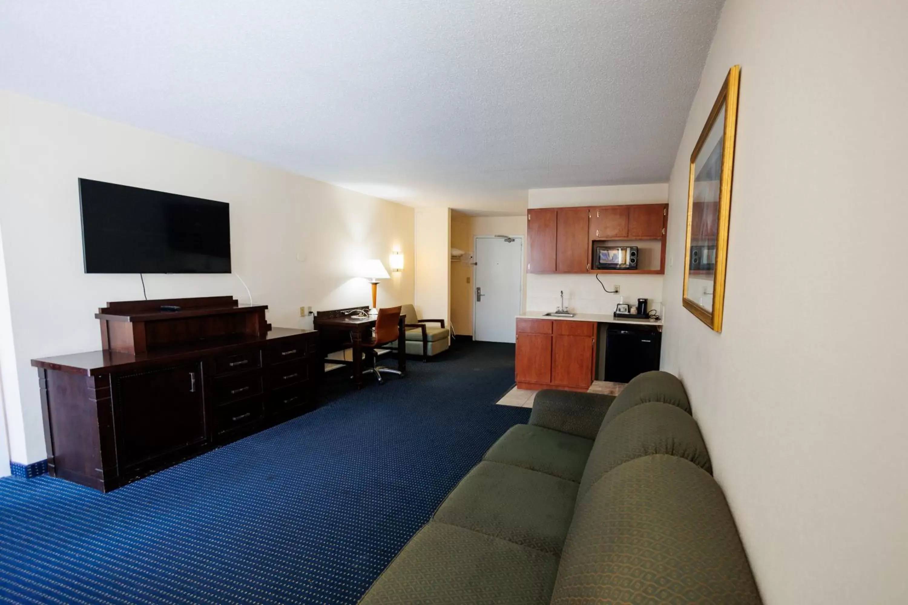 TV and multimedia, Seating Area in Garnet Inn & Suites, Orlando