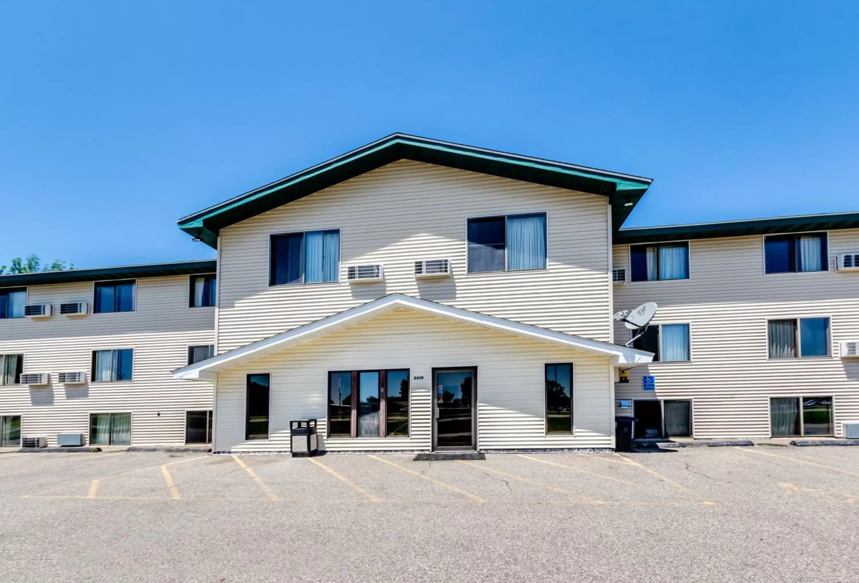 Facade/entrance, Property Building in Motel 6-Albert Lea, MN