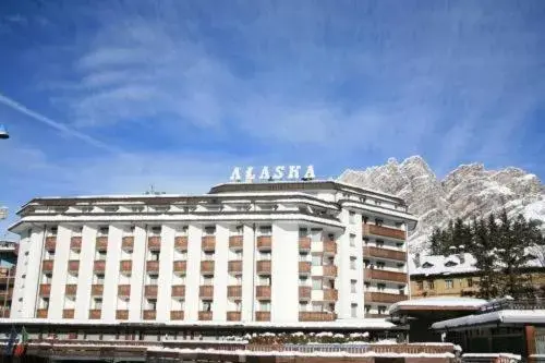 Winter, Property Building in Hotel Alaska Cortina