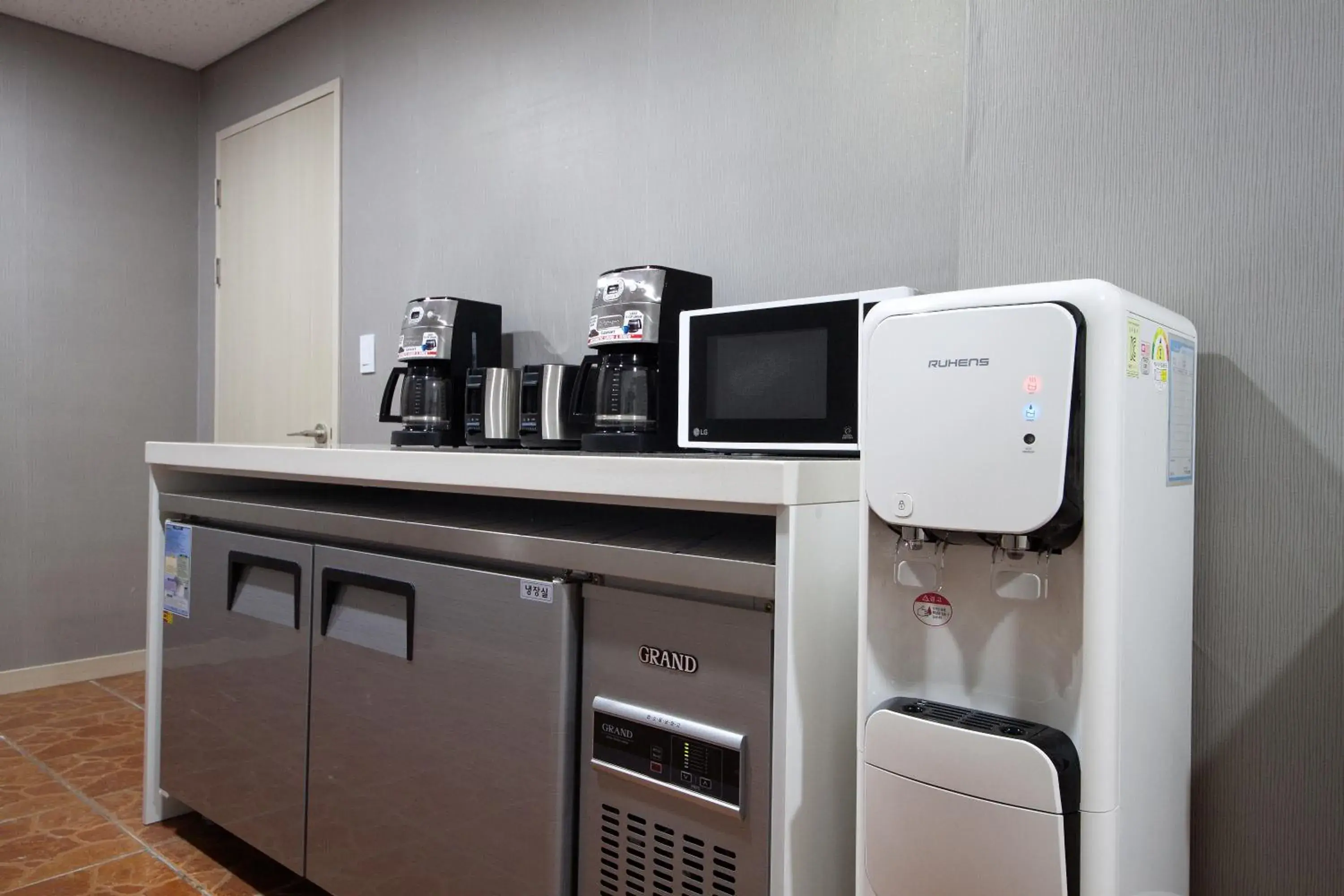 Communal kitchen, Kitchen/Kitchenette in K-Guesthouse Premium Gangnam 1