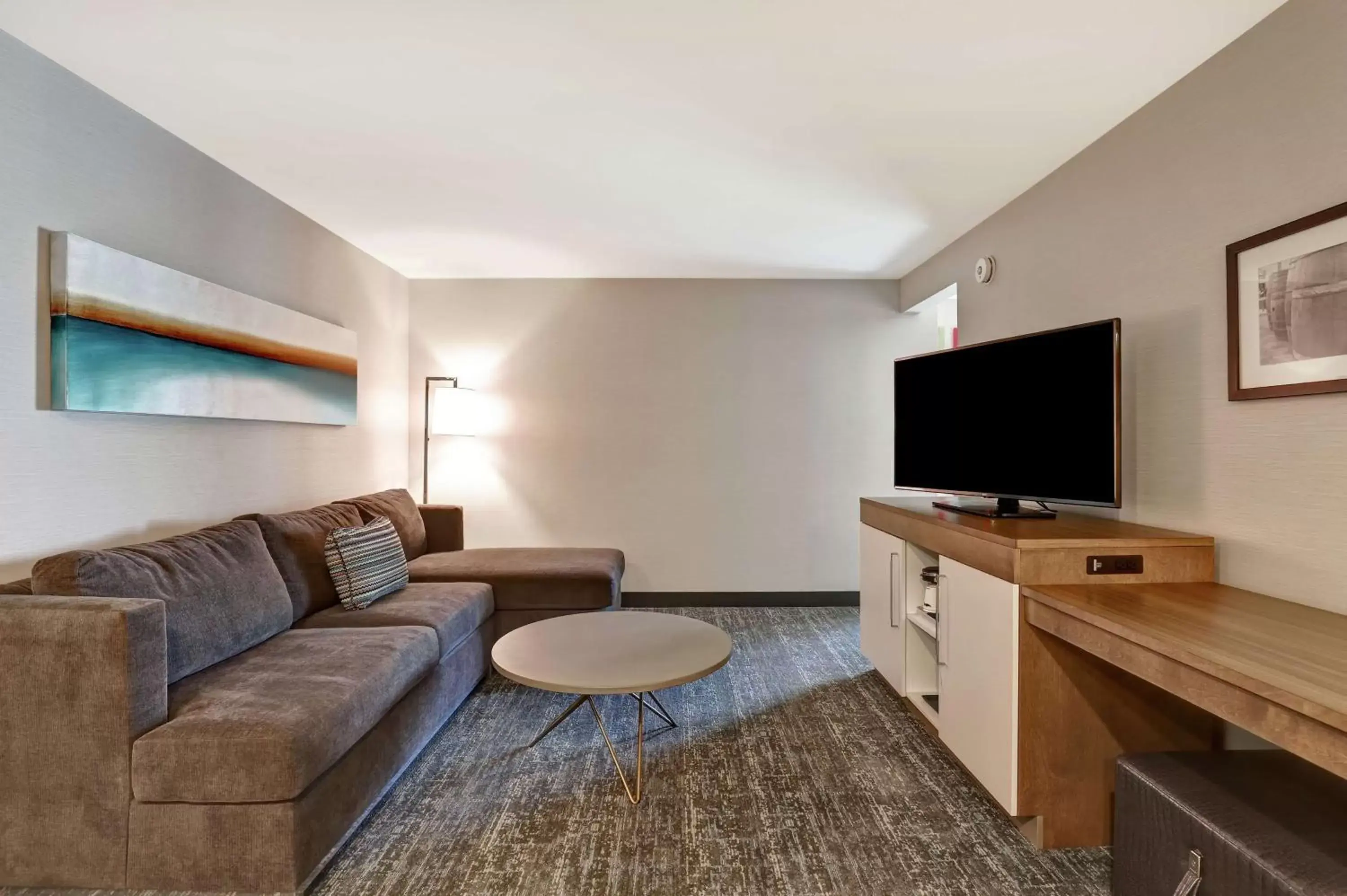 Bedroom, Seating Area in Hampton Inn St. Catharines Niagara