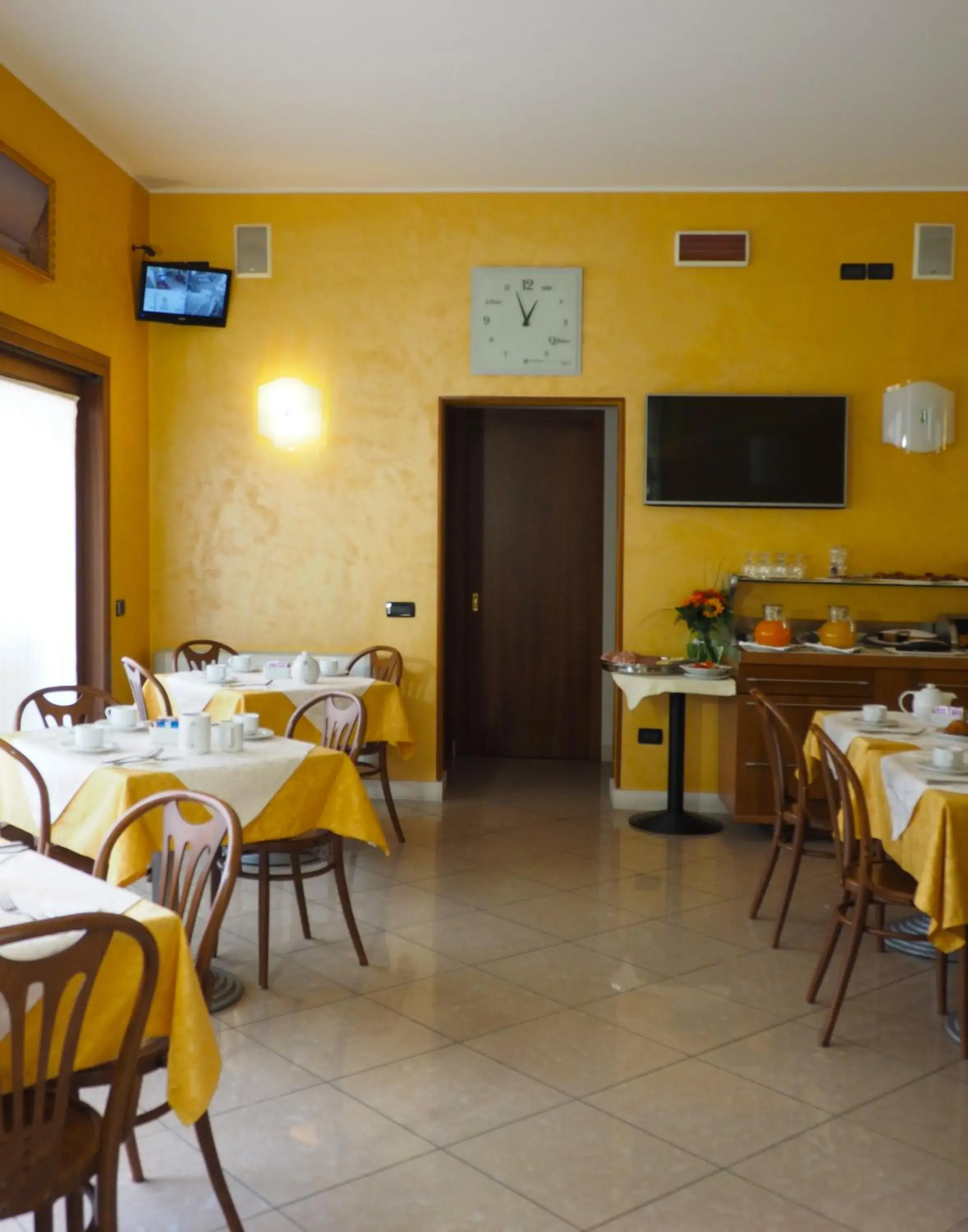 Breakfast, Restaurant/Places to Eat in Hotel Cris