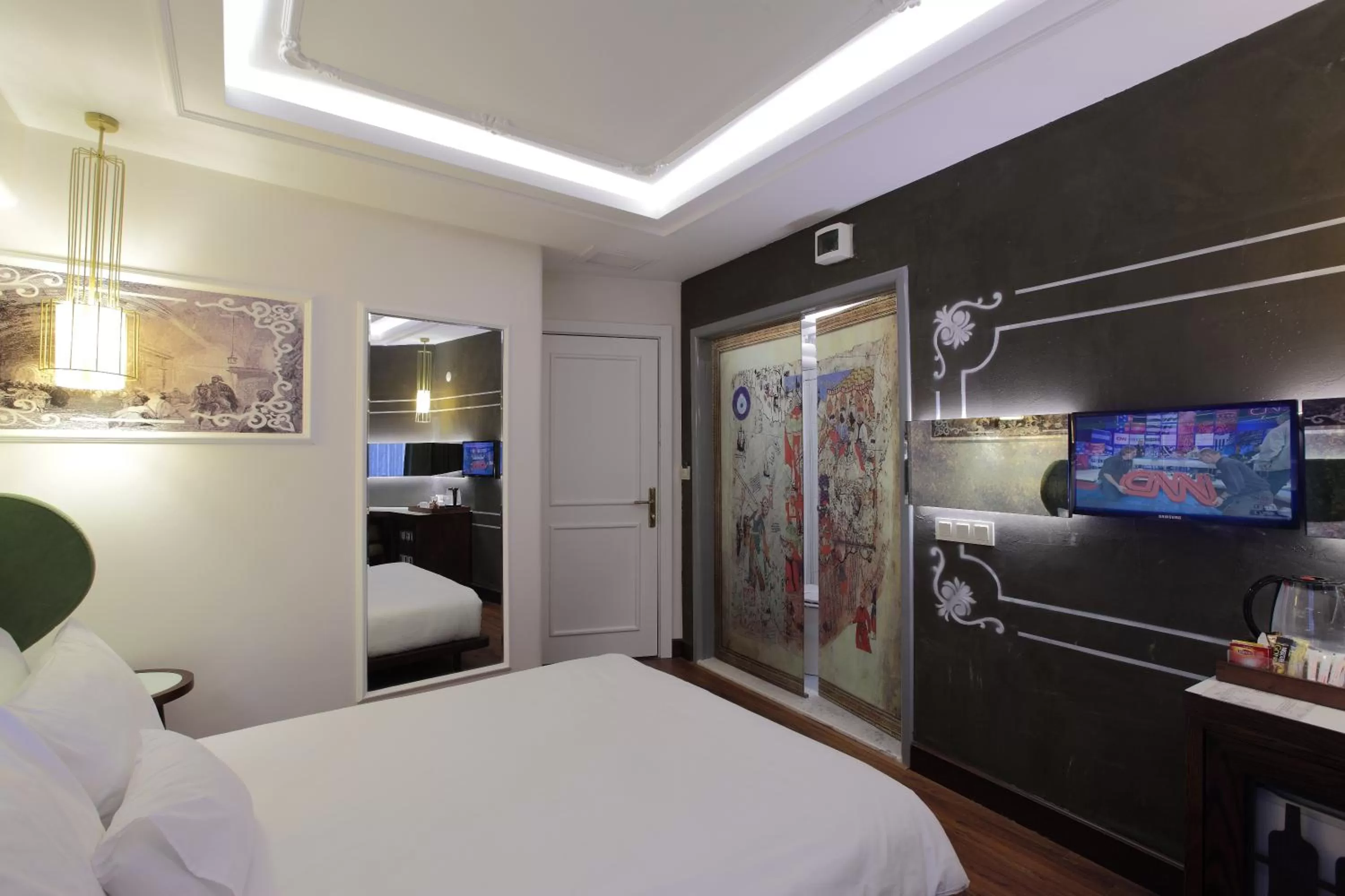 Shower, Bed in Hotel Niles Istanbul