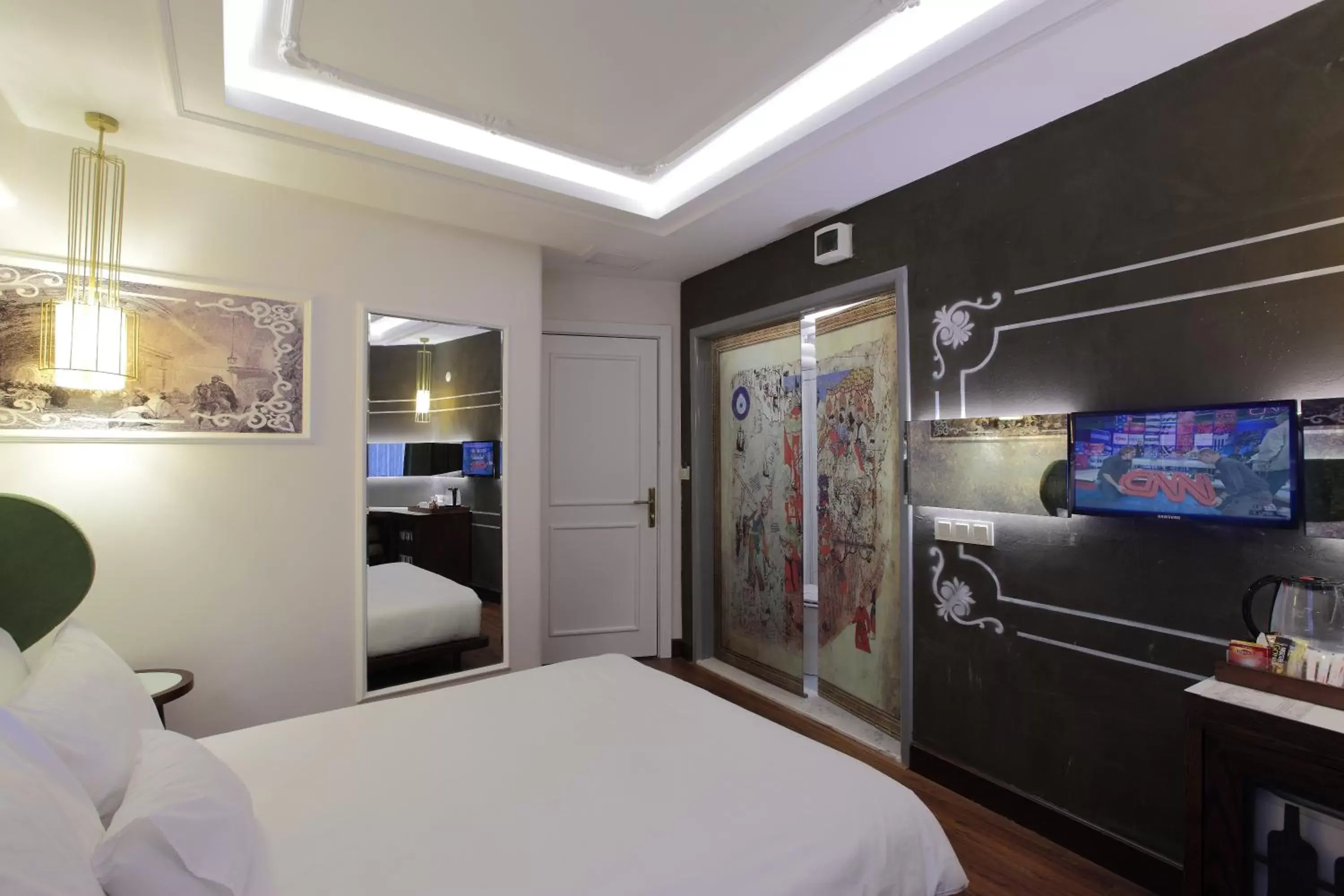 Shower, Kitchen/Kitchenette in Hotel Niles Istanbul