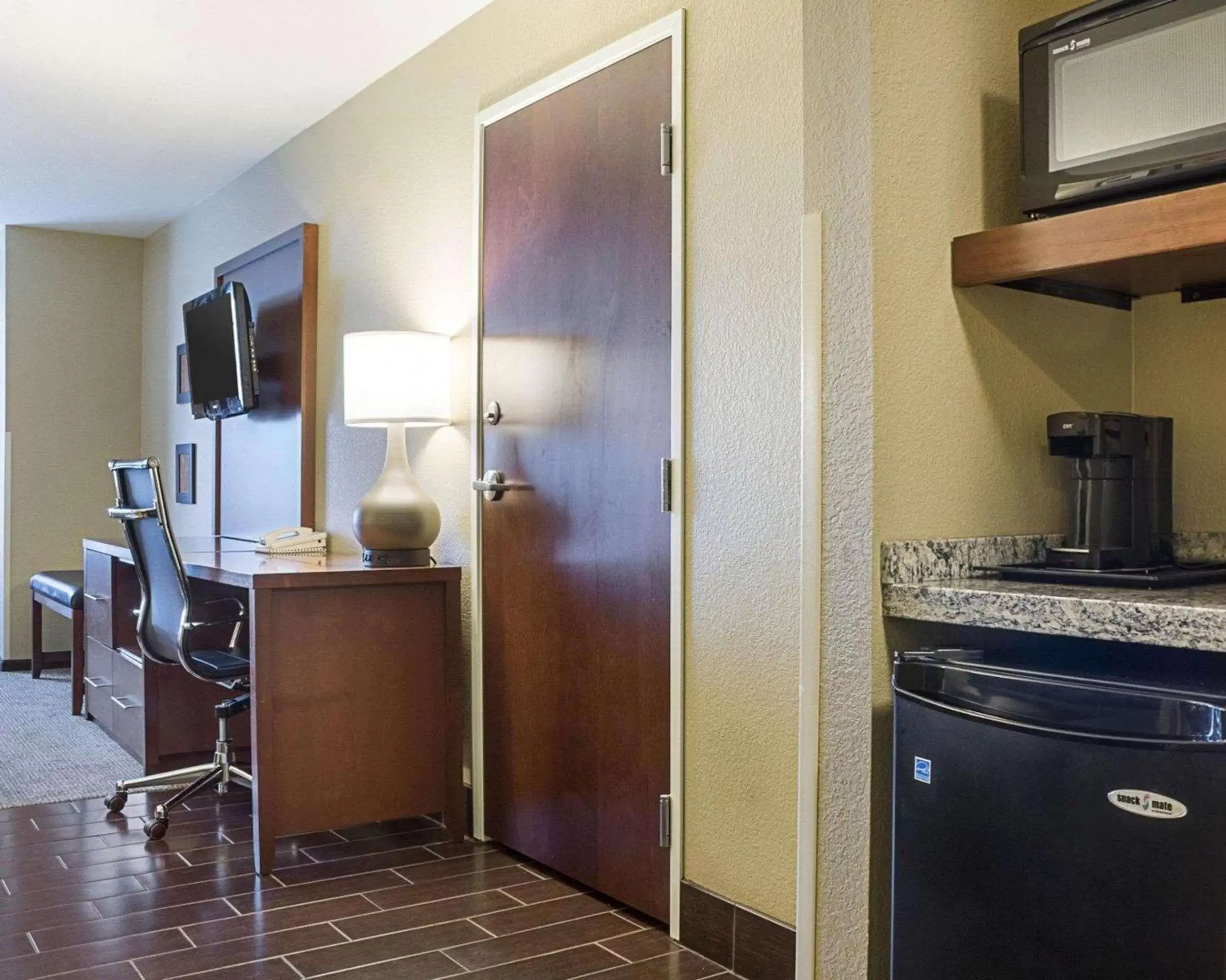 Photo of the whole room, Kitchen/Kitchenette in Comfort Suites Minot