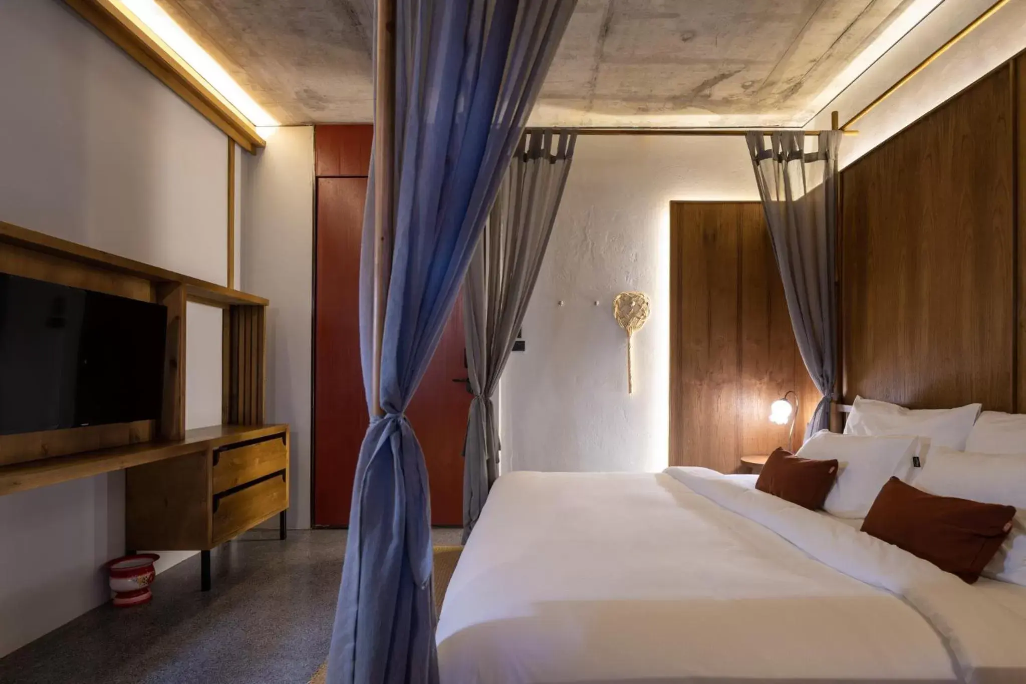 Superior King Room in Hotel Gahn Khao Lak Superior King Room in Hotel Gahn Khao Lak