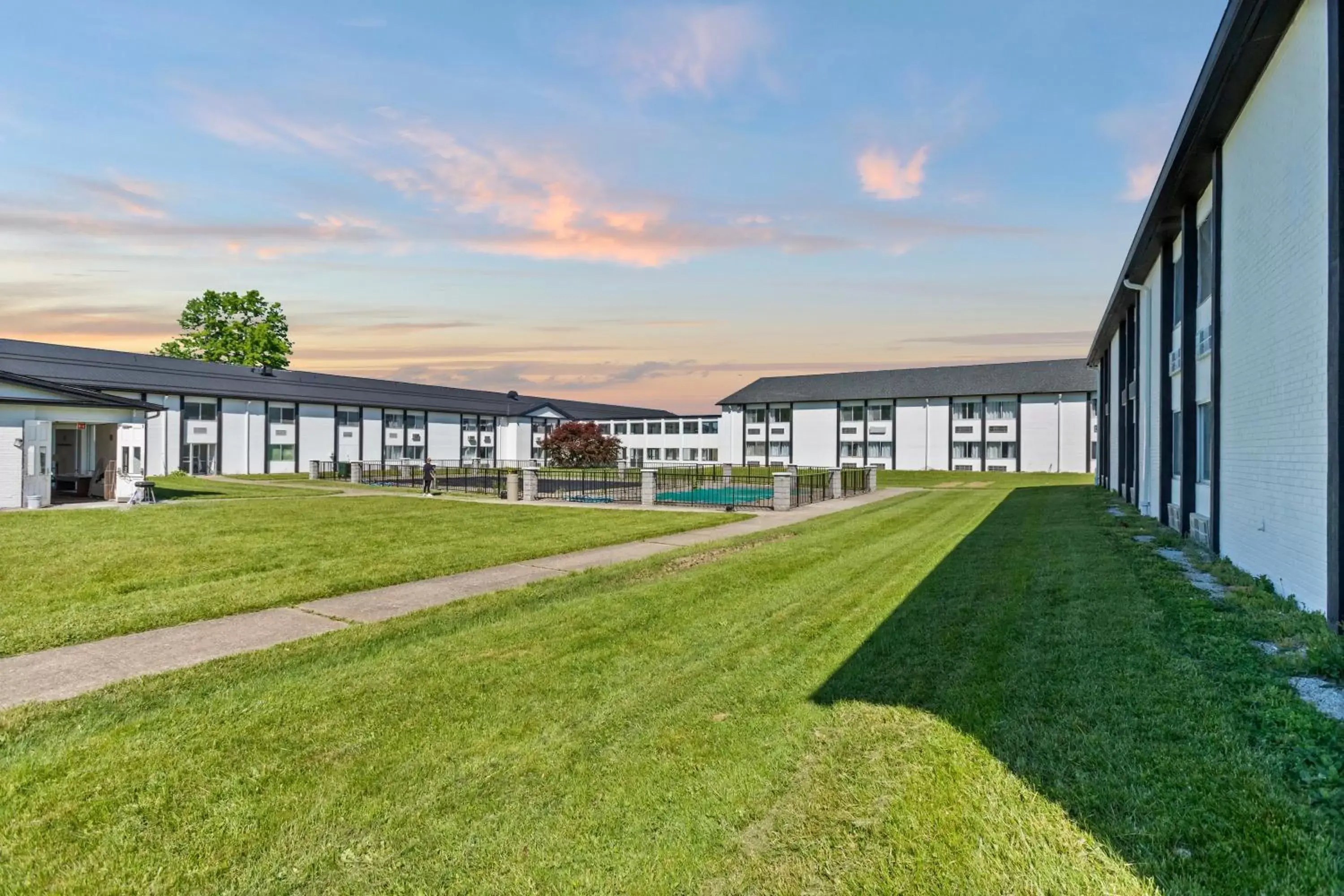 Property building in Days Inn by Wyndham Erie Property building in Days Inn by Wyndham Erie