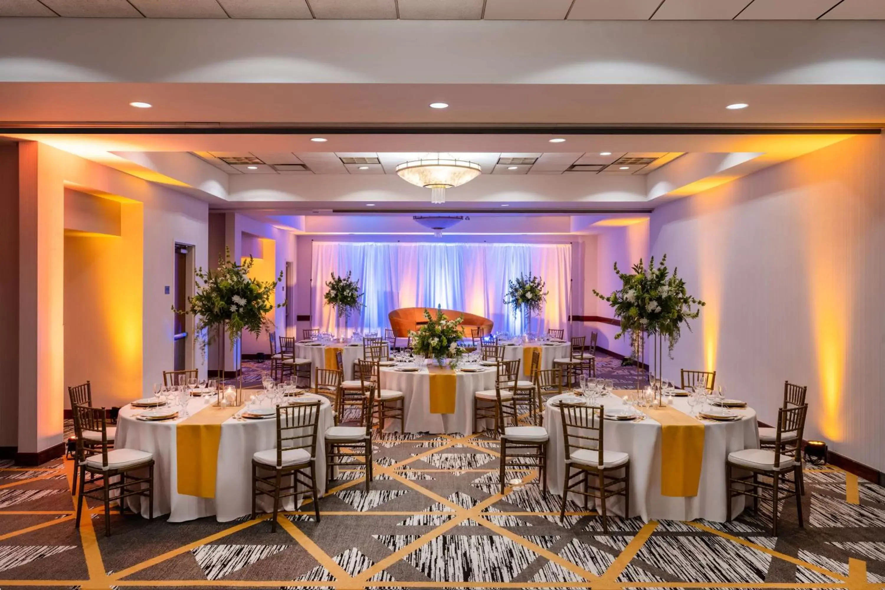 Meeting/conference room, Restaurant/Places to Eat in Embassy Suites by Hilton Portland Airport
