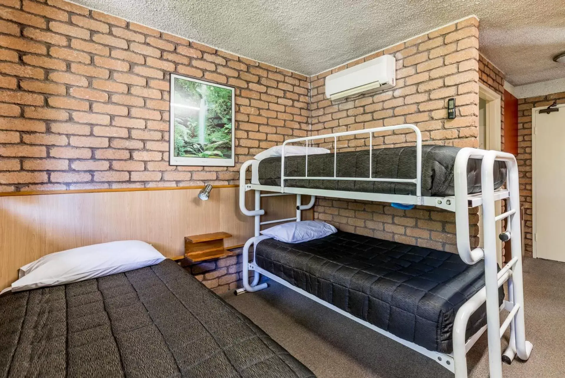 Bunk Bed in Aquajet Motel
