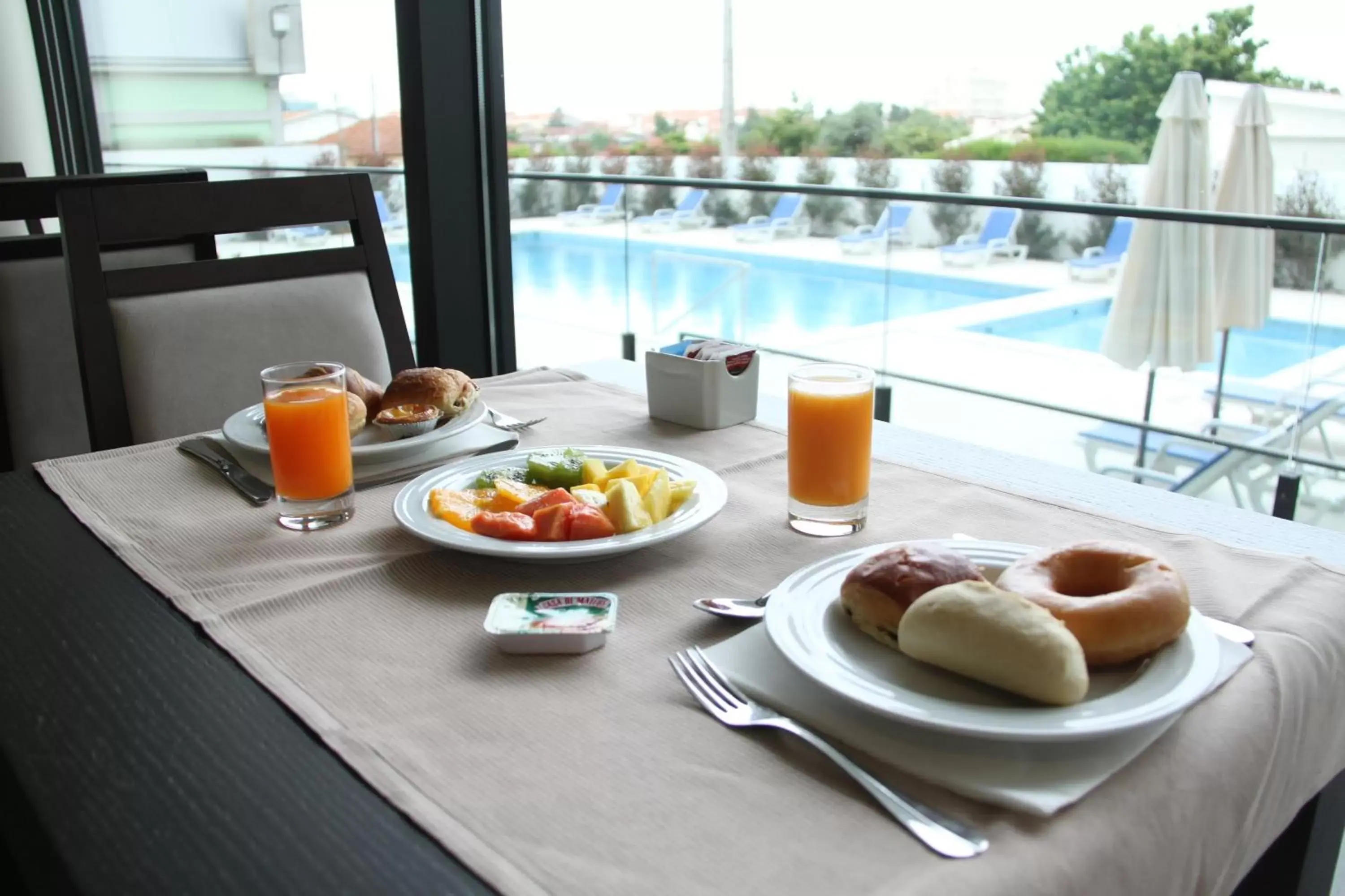 Breakfast, Swimming Pool in Hotel Monte Lírio