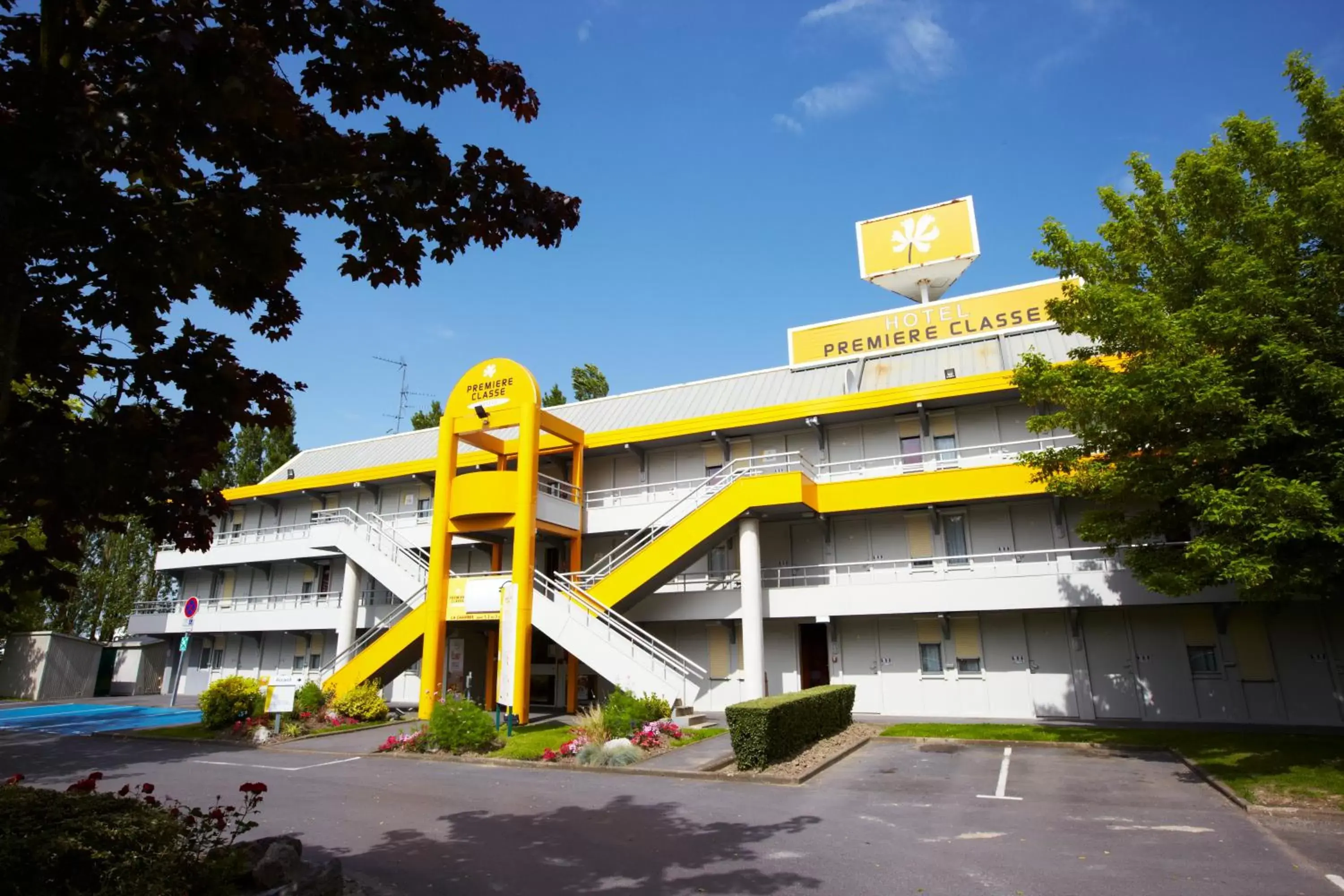 Facade/entrance in Premiere Classe Valenciennes Ouest Petite Foret