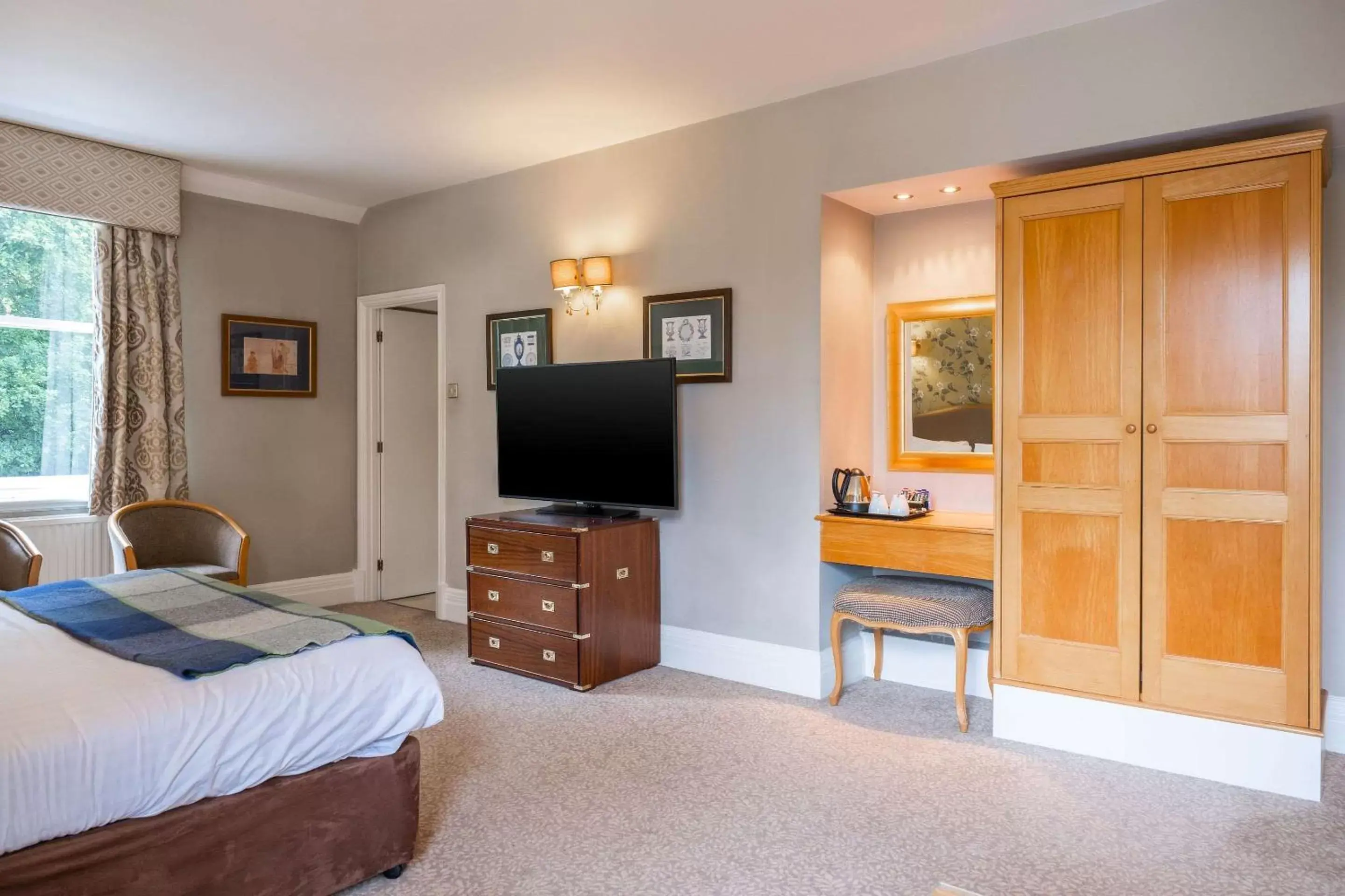 Bed, TV/Entertainment Center in Makeney Hall Hotel