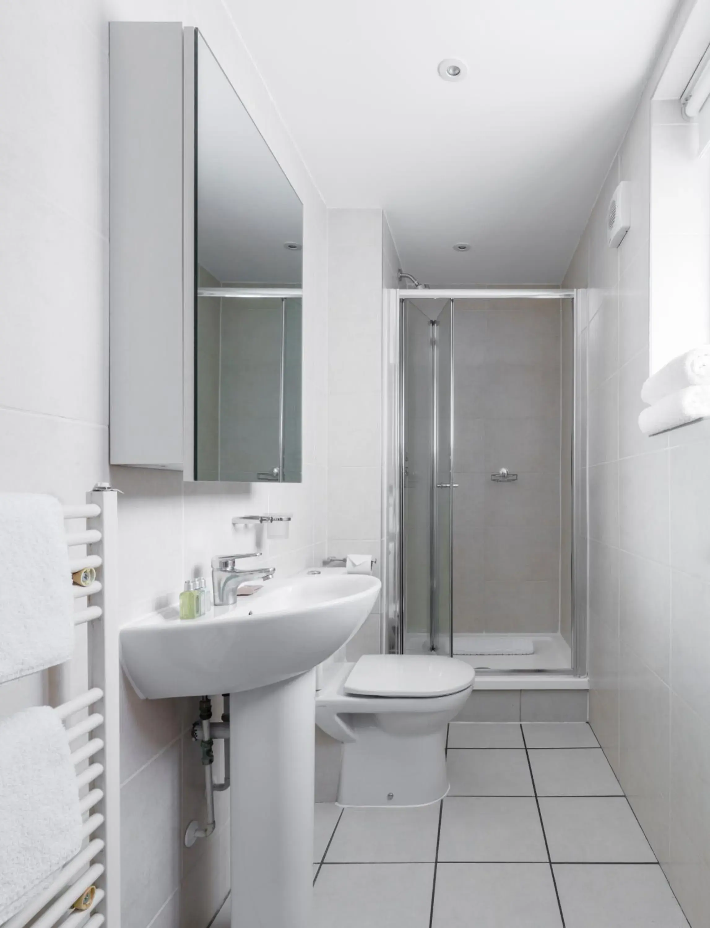 Shower, Bathroom in SACO Holborn – Lamb’s Conduit St