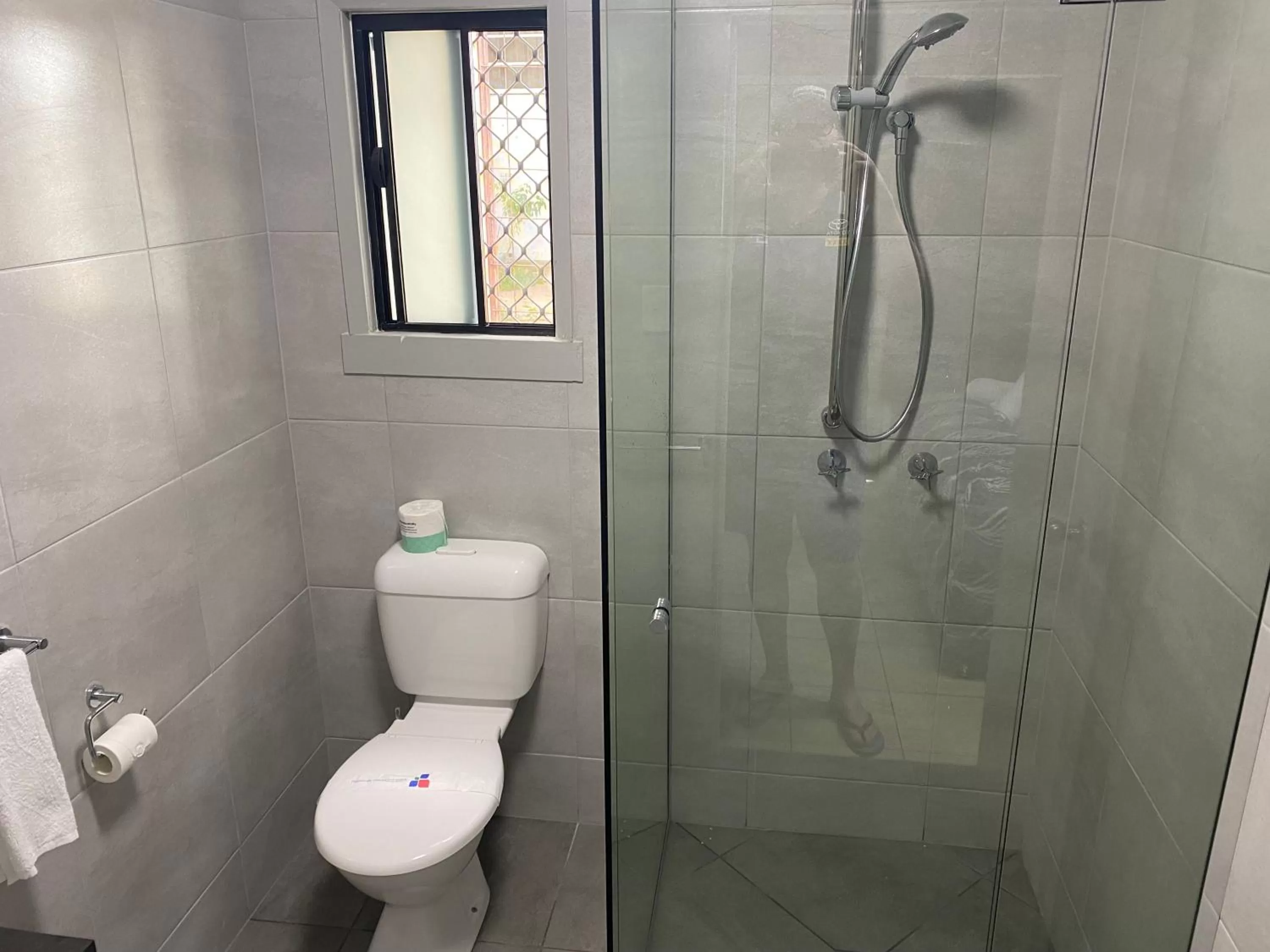 Shower in Rix Hotel Motel