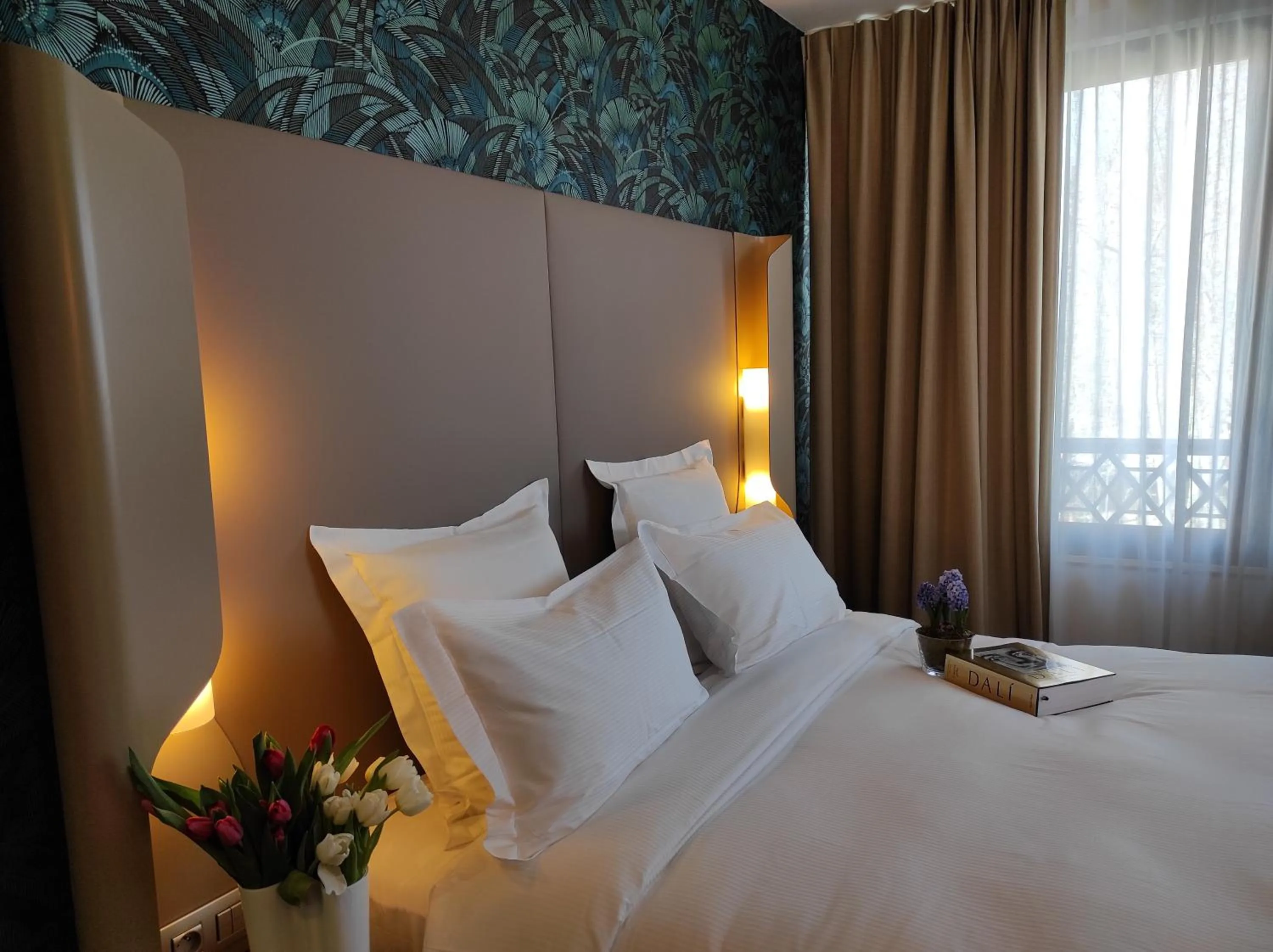 Bedroom, Bed in Dali Hôtel Perpignan - Restaurant