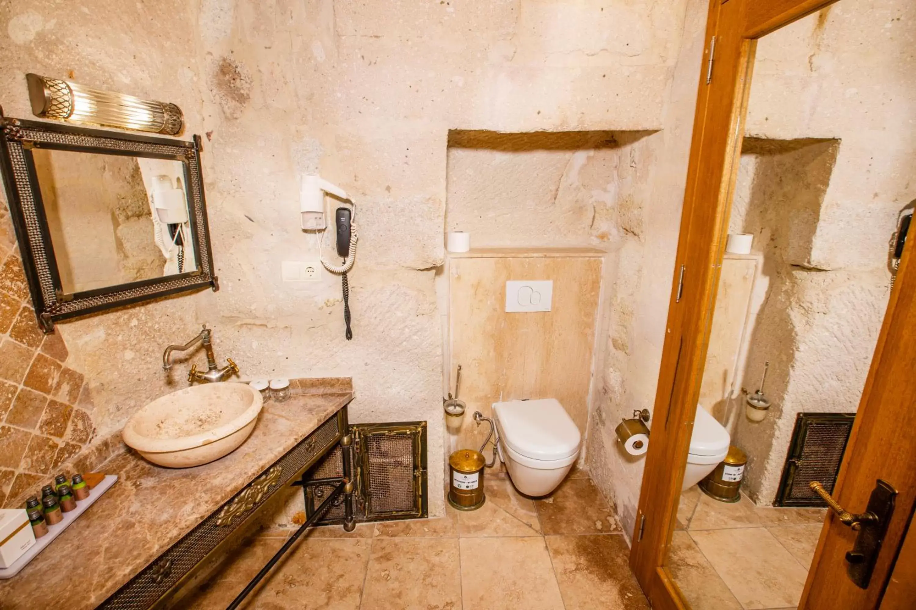 Bathroom in Imperial Cave Suites & Spa