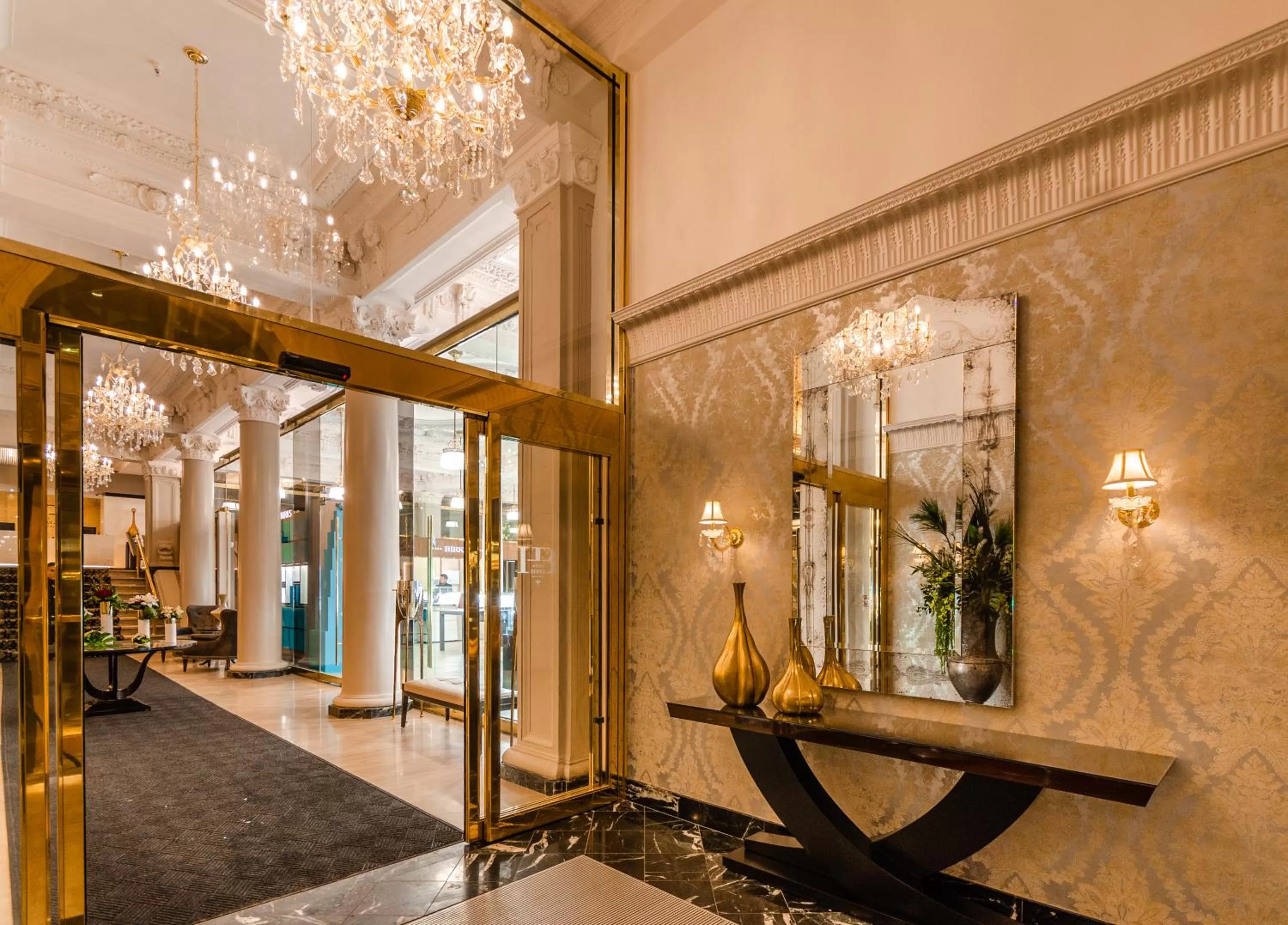Lobby or reception in Hôtel Birks Montréal