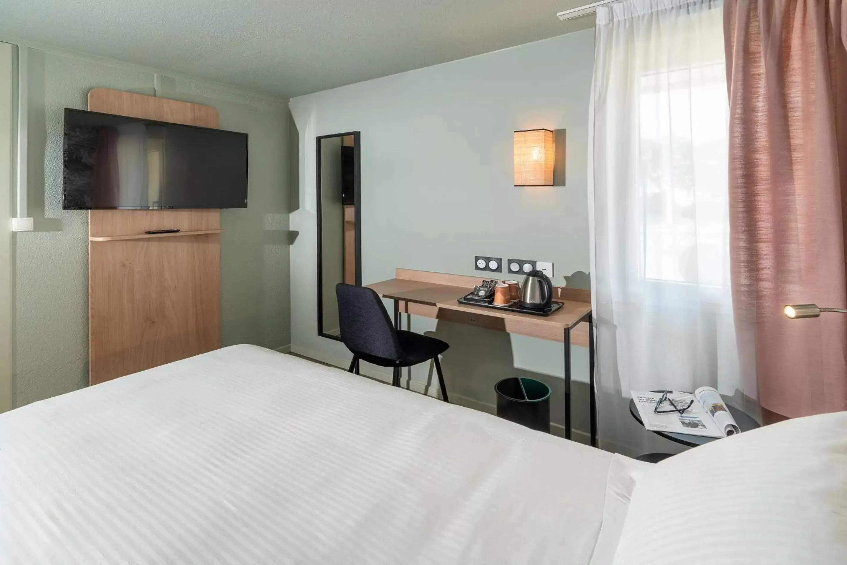 Bedroom, TV/Entertainment Center in Sure Hotel by Best Western Rochefort-sur-Mer
