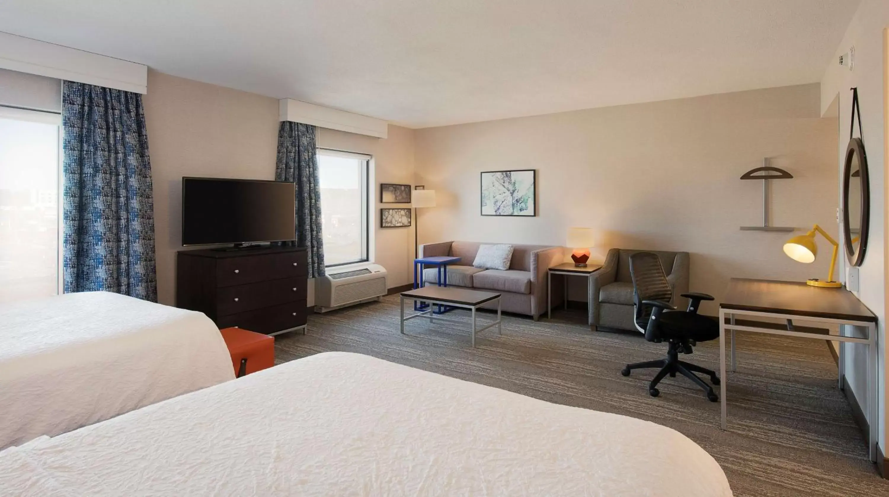 Bedroom, TV/Entertainment Center in Hampton Inn & Suites by Hilton Dartmouth - Halifax