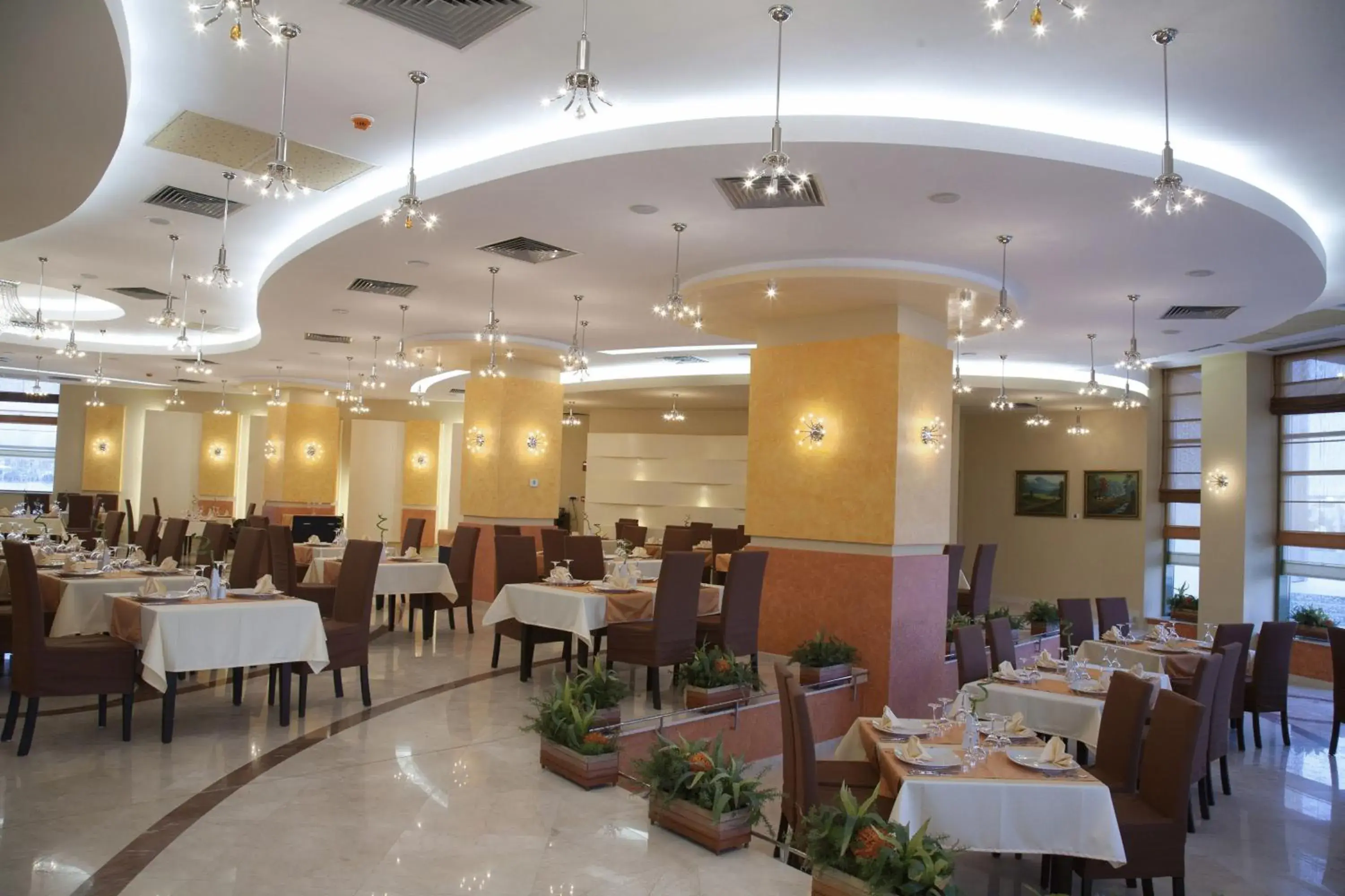 Restaurant/Places to Eat in BW Premier Collection Mari Vila Hotel