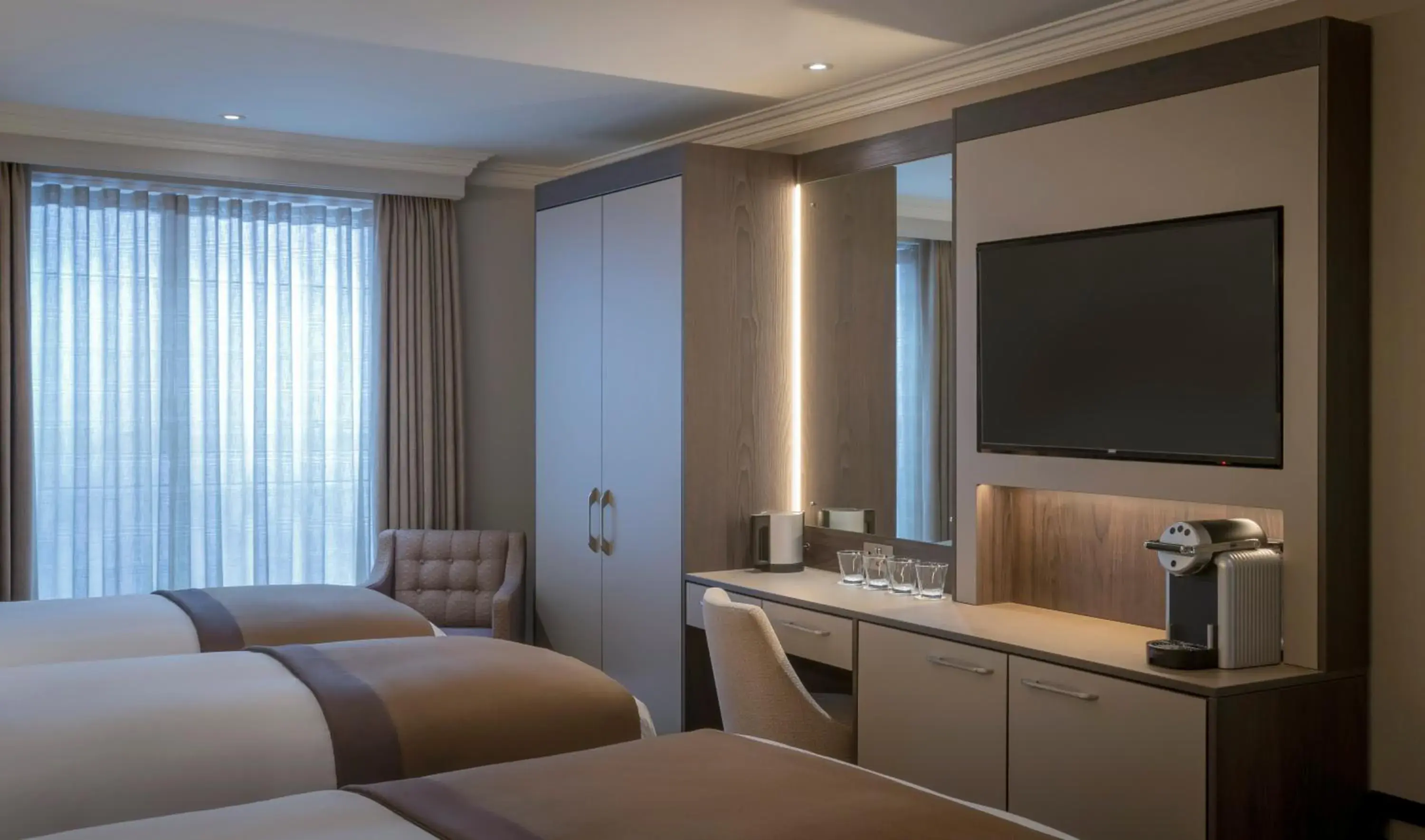 Bedroom, TV/Entertainment Center in Belvedere Hotel Parnell Square