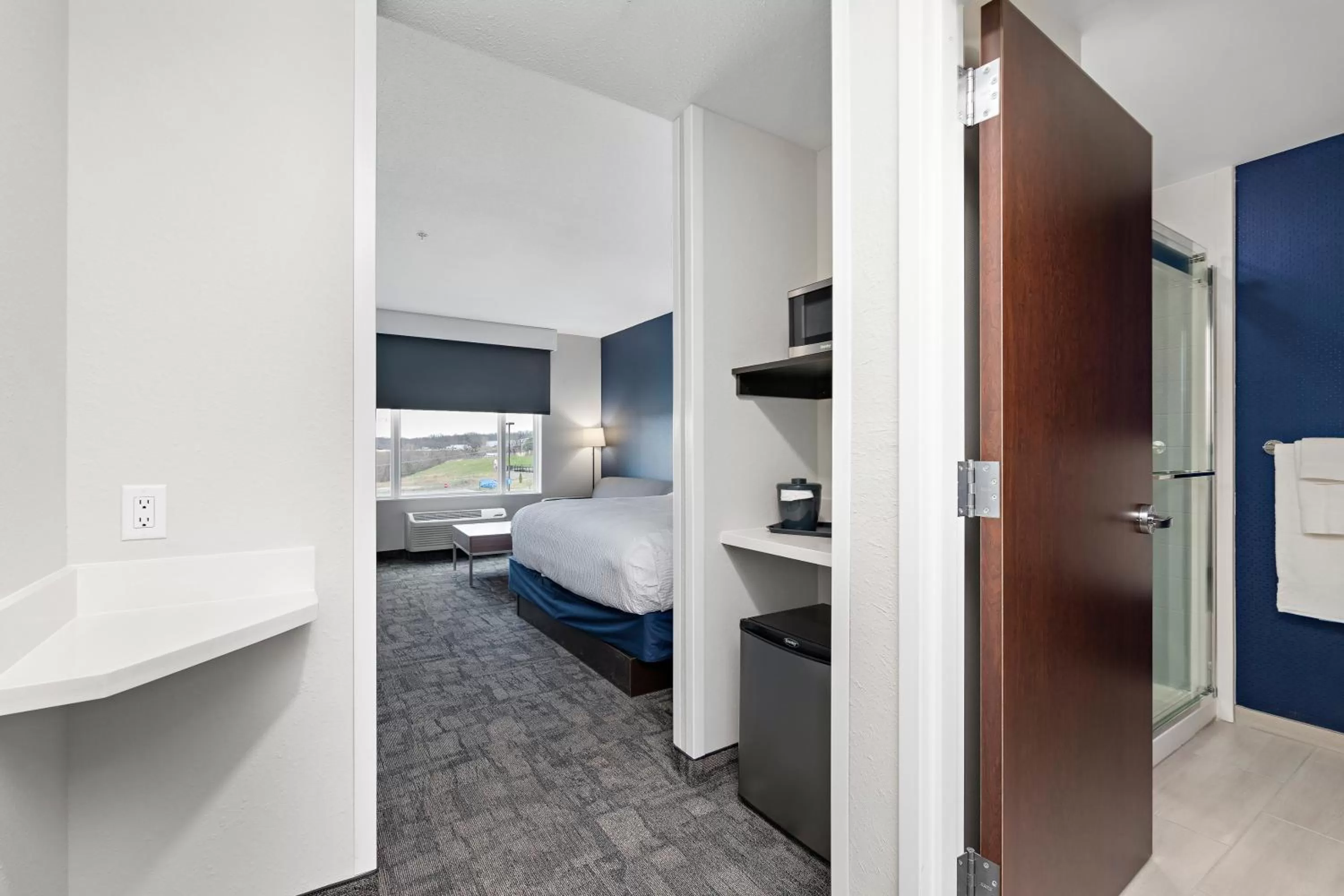 Bed in Holiday Inn Express Kansas City North Parkville by IHG