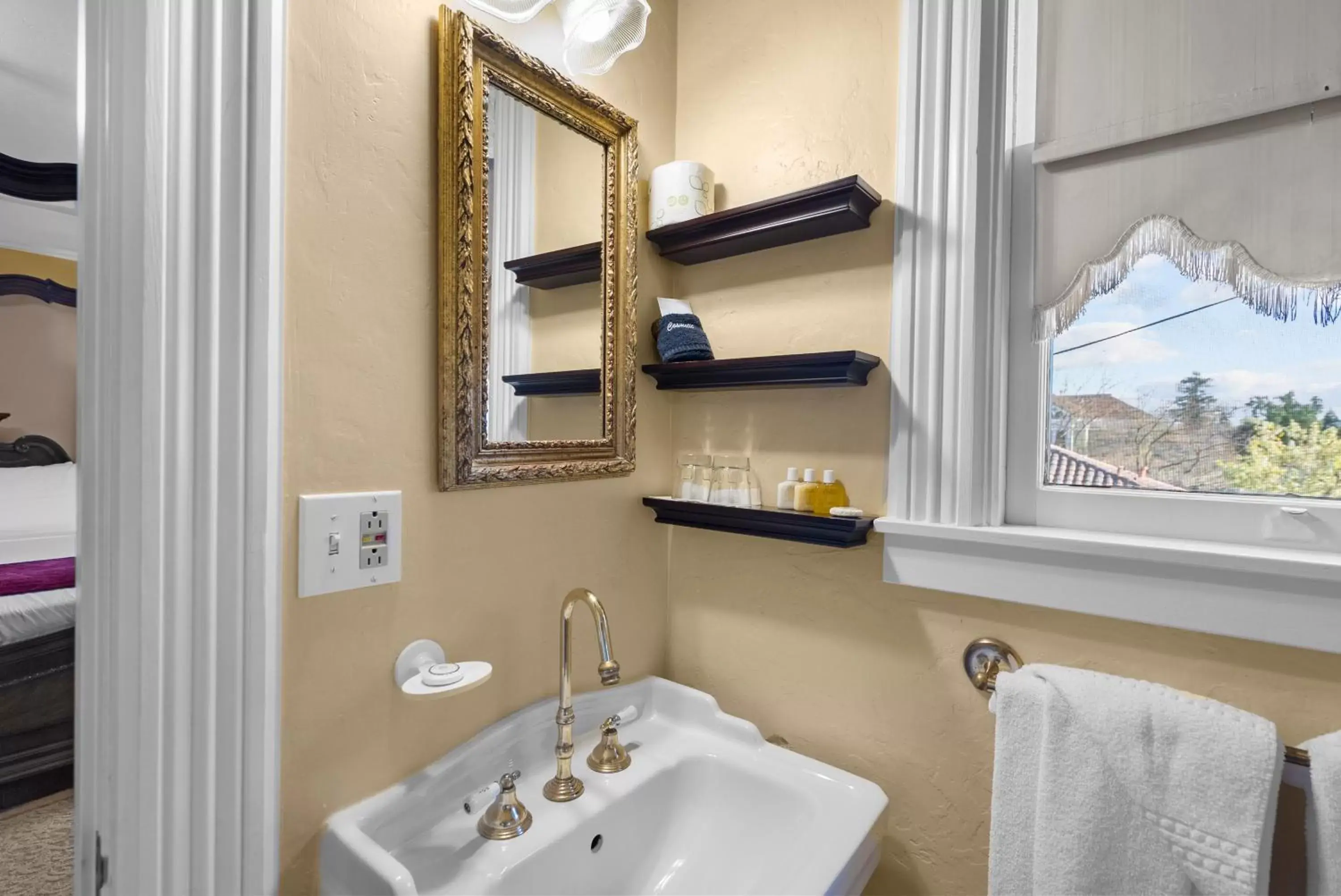 Bathroom in Hennessey House Bed and Breakfast