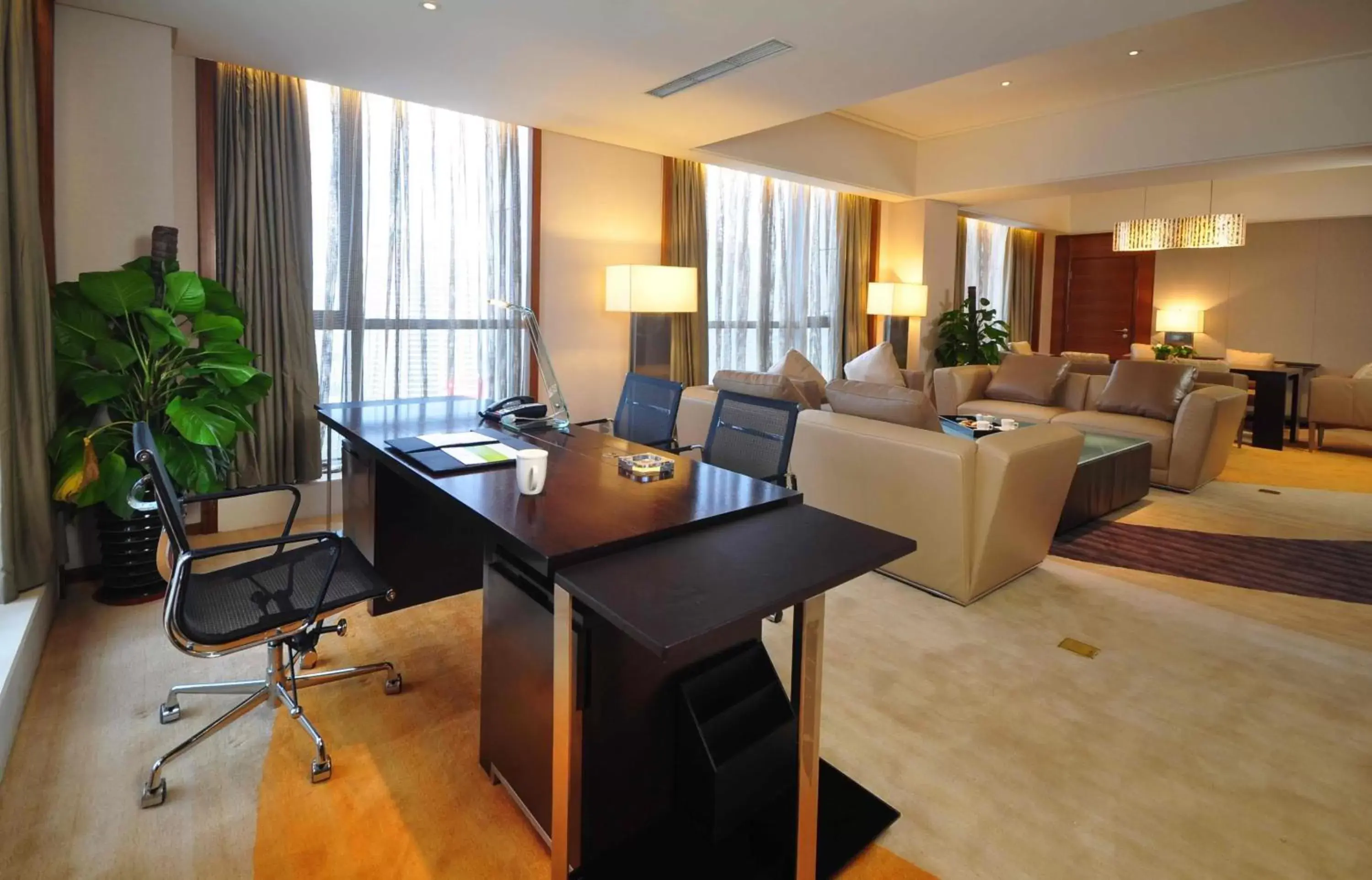 Photo of the whole room, Seating Area in Holiday Inn Qingdao City Center, an IHG Hotel - Shopping MALL