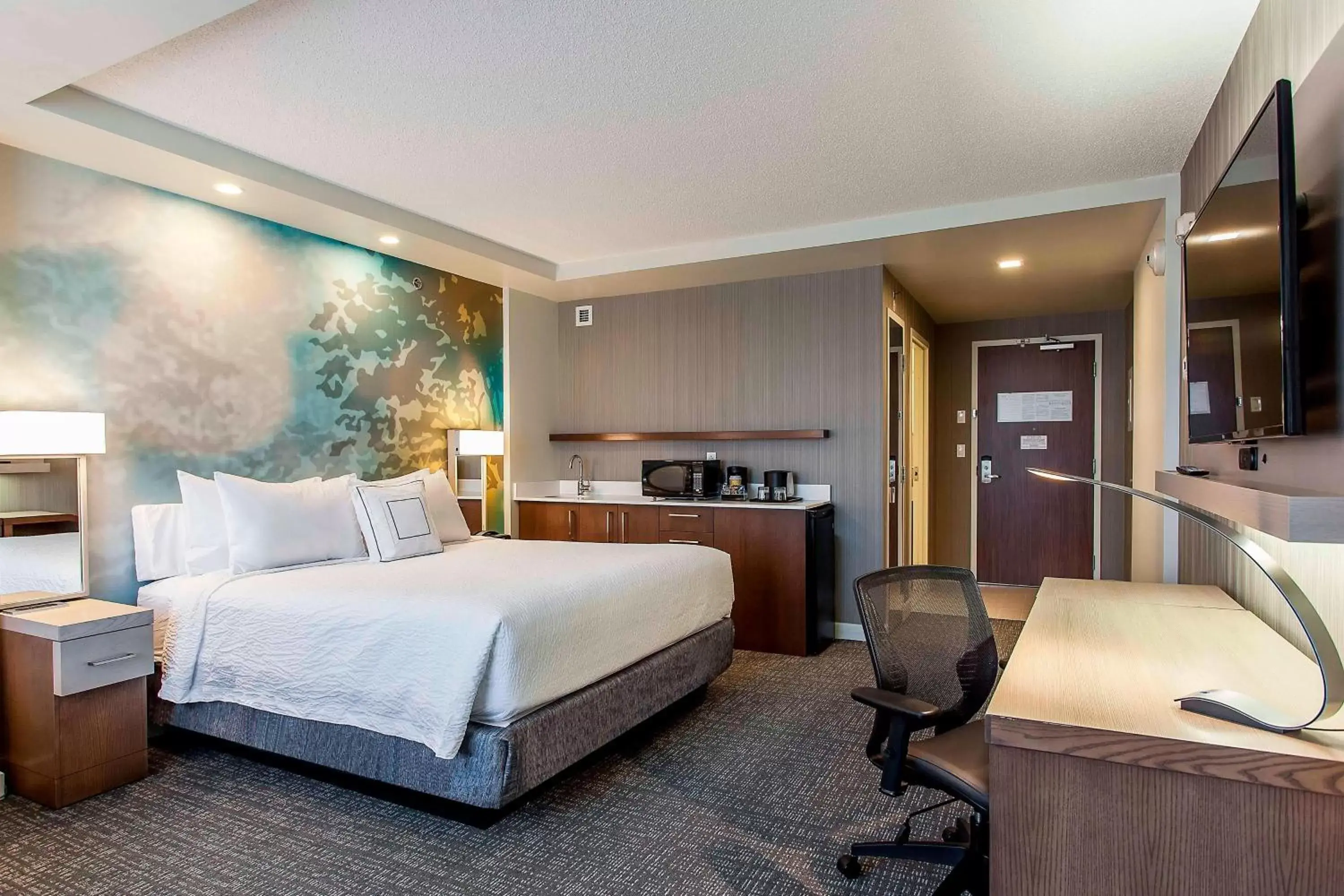 Photo of the whole room, Bed in Courtyard by Marriott Montreal West Island/Baie D’Urfe