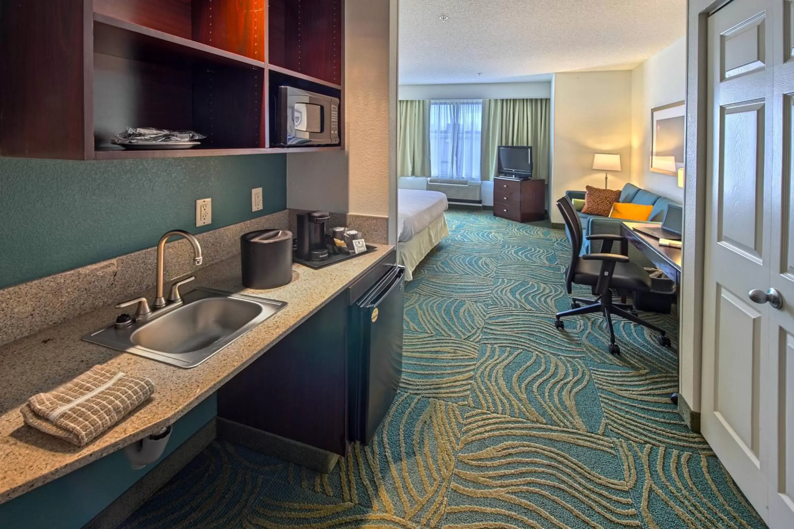 Photo of the whole room, Kitchen/Kitchenette in SpringHill Suites by Marriott Greensboro