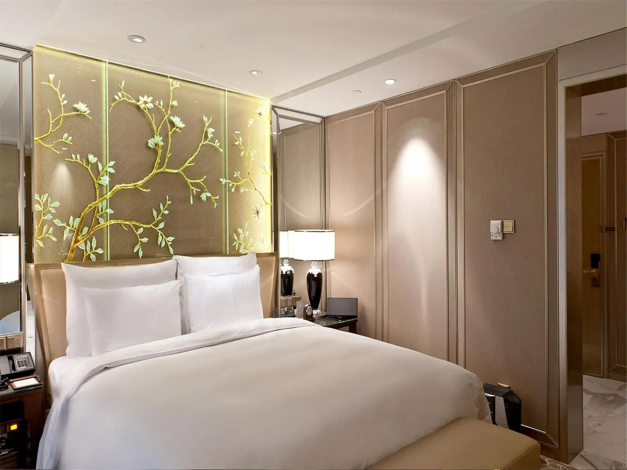 Bed in Hotel Kunlun