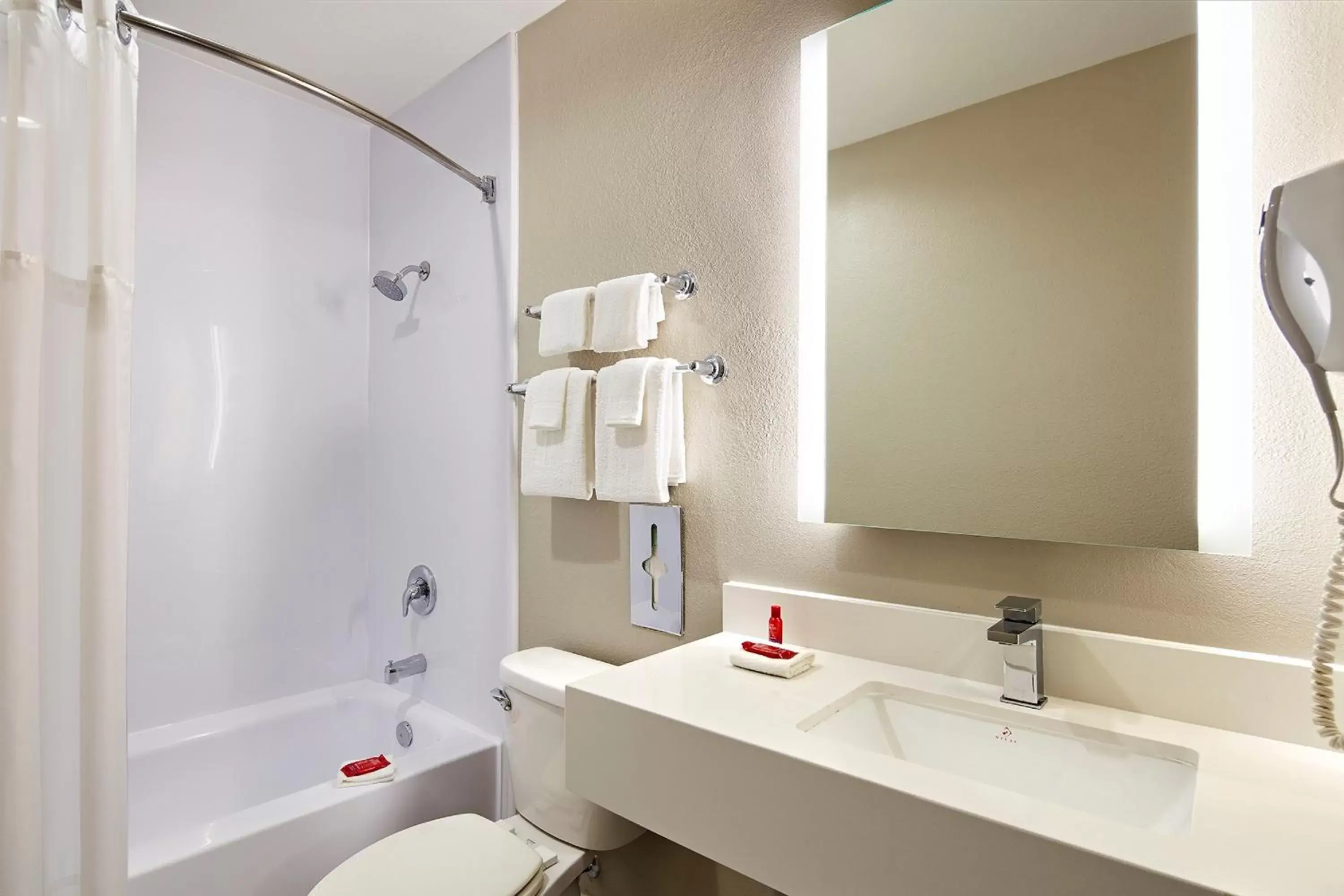 Shower in SureStay Hotel by Best Western San Diego Pacific Beach Shower in SureStay Hotel by Best Western San Diego Pacific Beach