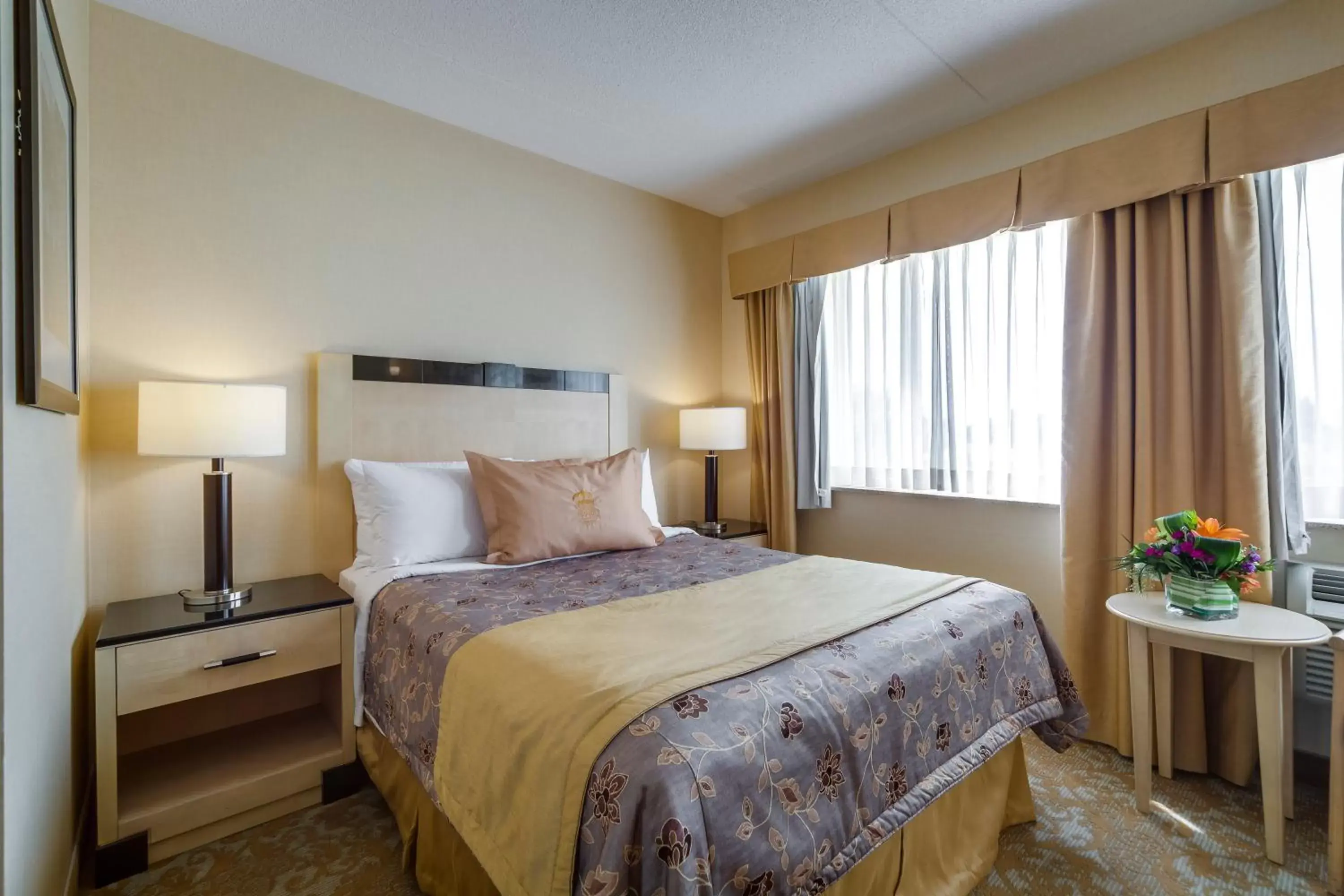 Photo of the whole room, Bed in Monte Carlo Inn & Suites Downtown Markham