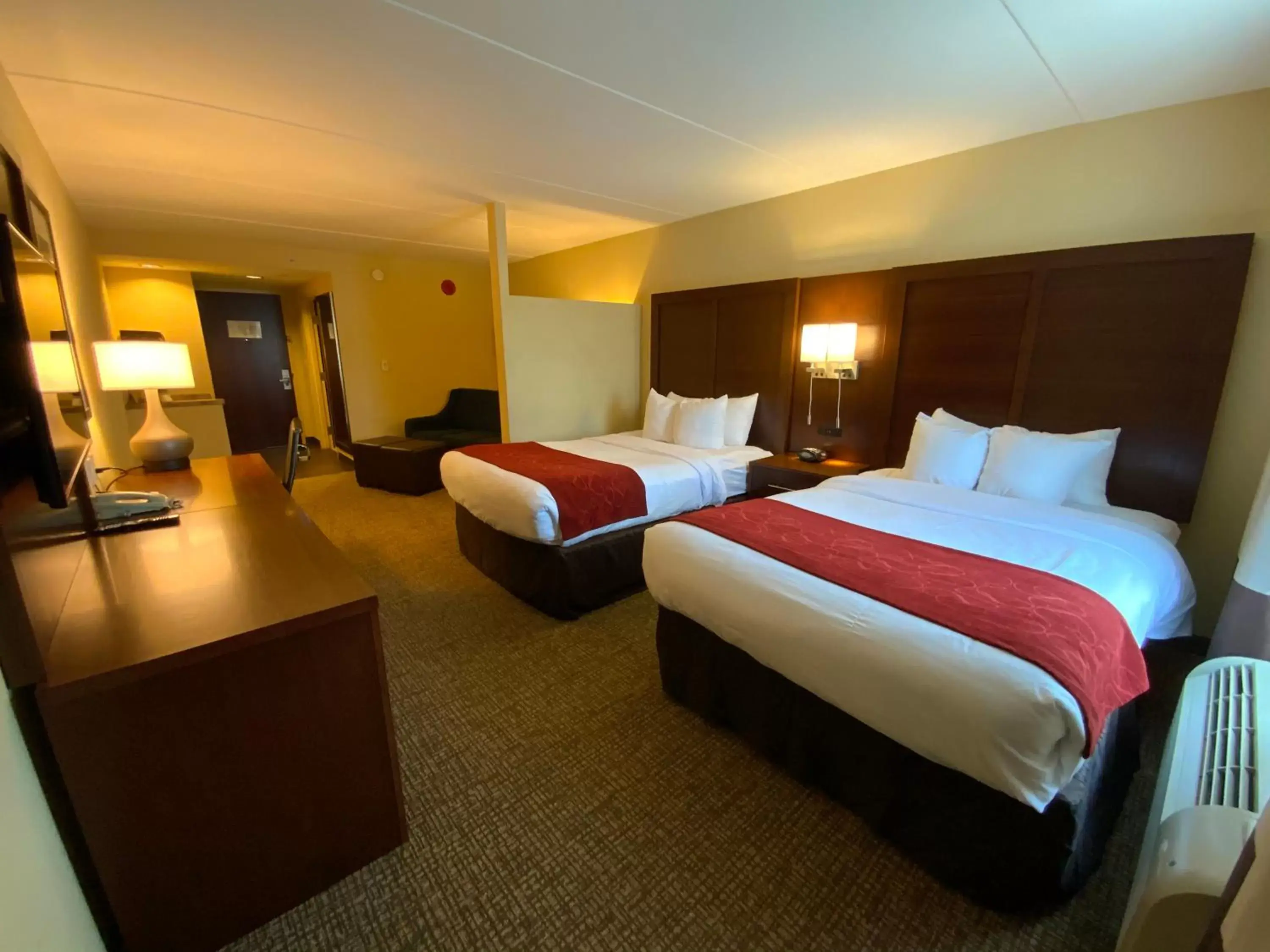 Bedroom, Bed in Comfort Suites Fredericksburg North