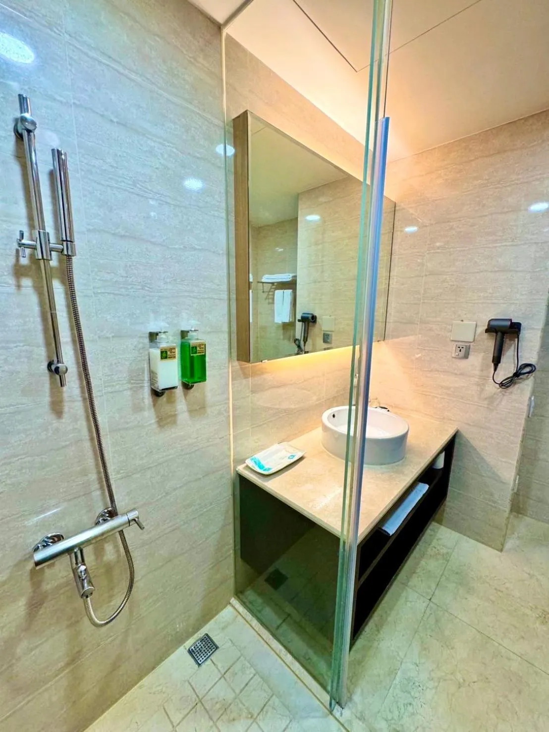 Shower, Bathroom in Best Hotel