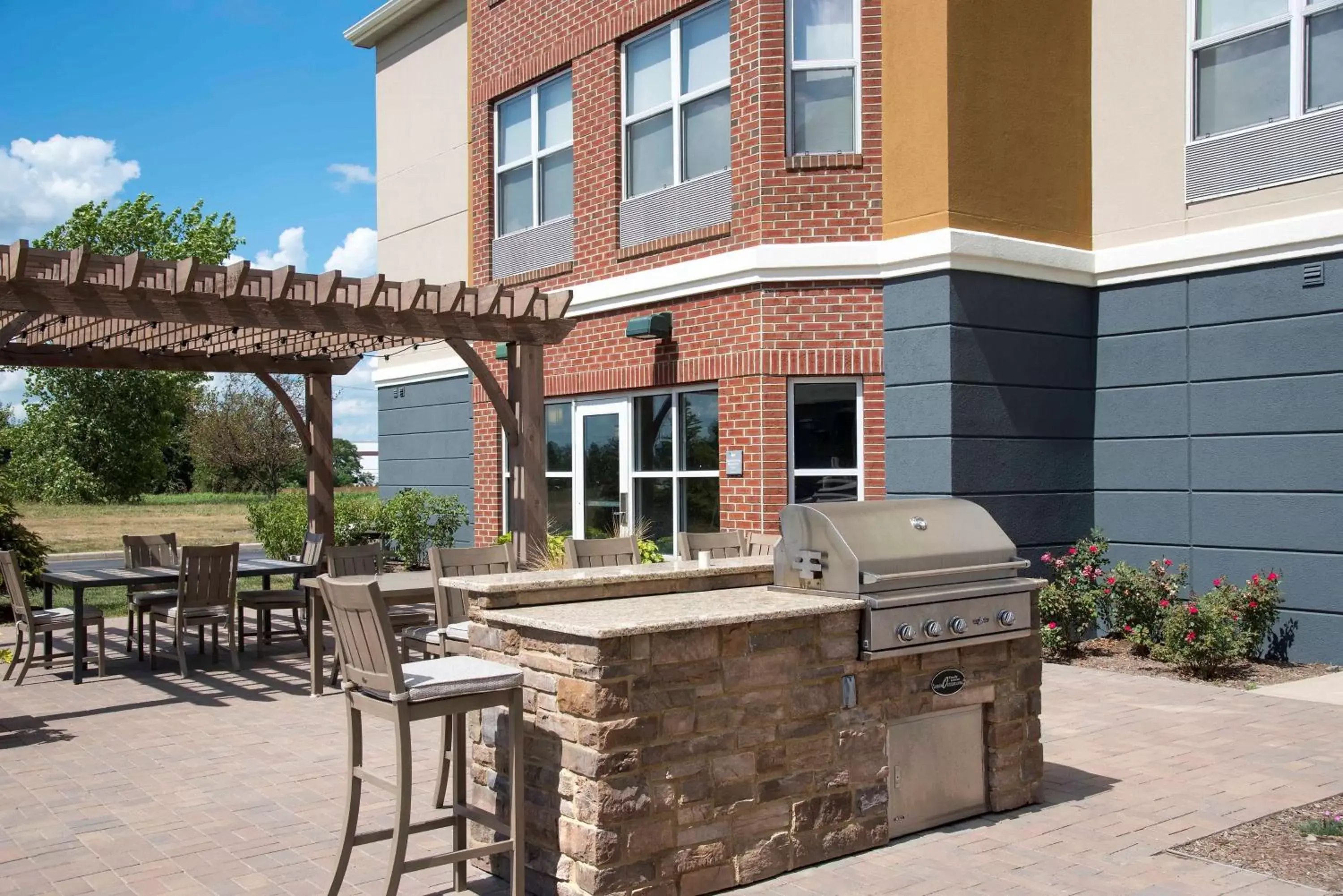 Patio, BBQ Facilities in Homewood Suites by Hilton Indianapolis Airport / Plainfield