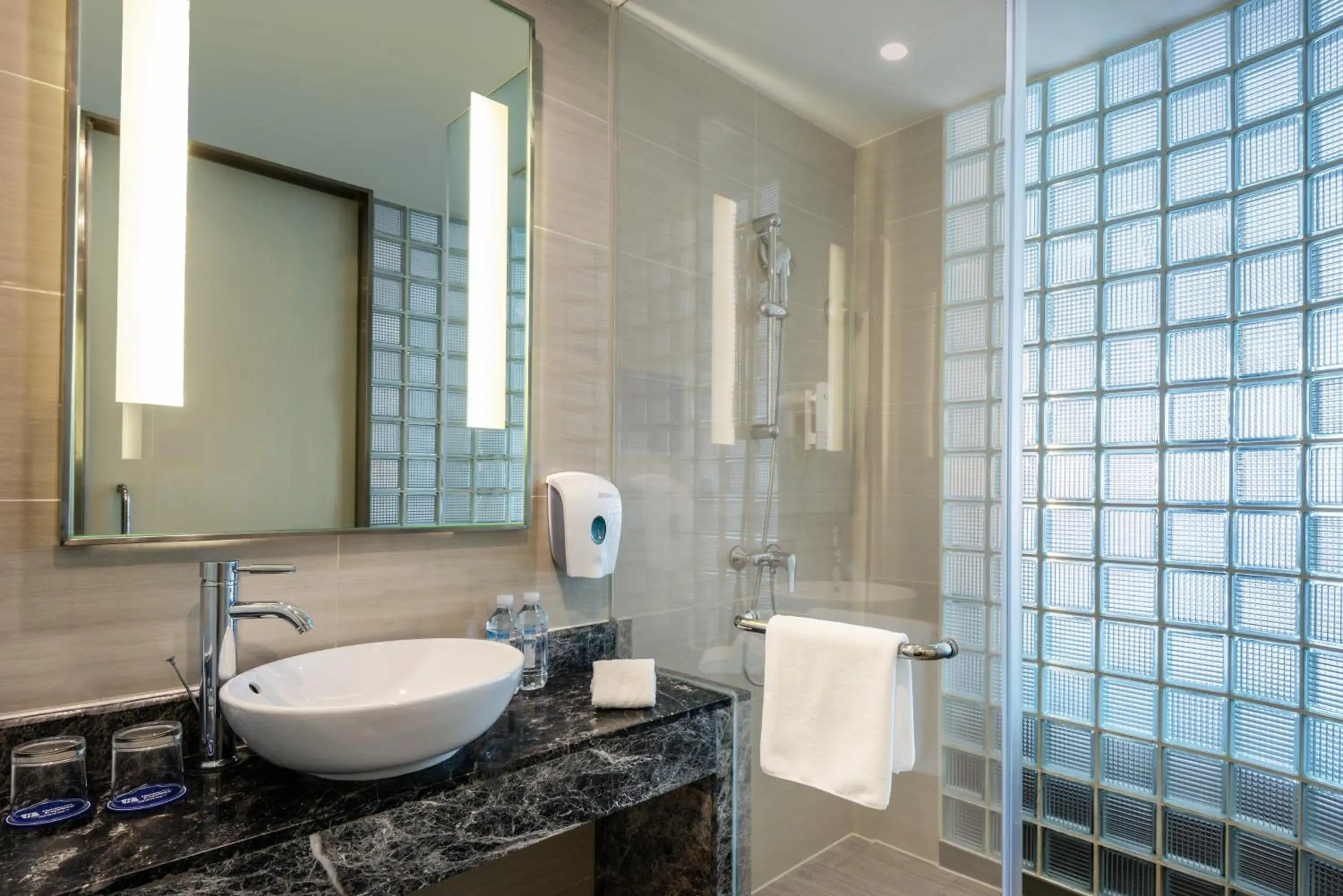 Photo of the whole room, Bathroom in Holiday Inn Express Shanghai New Jinqiao, an IHG Hotel