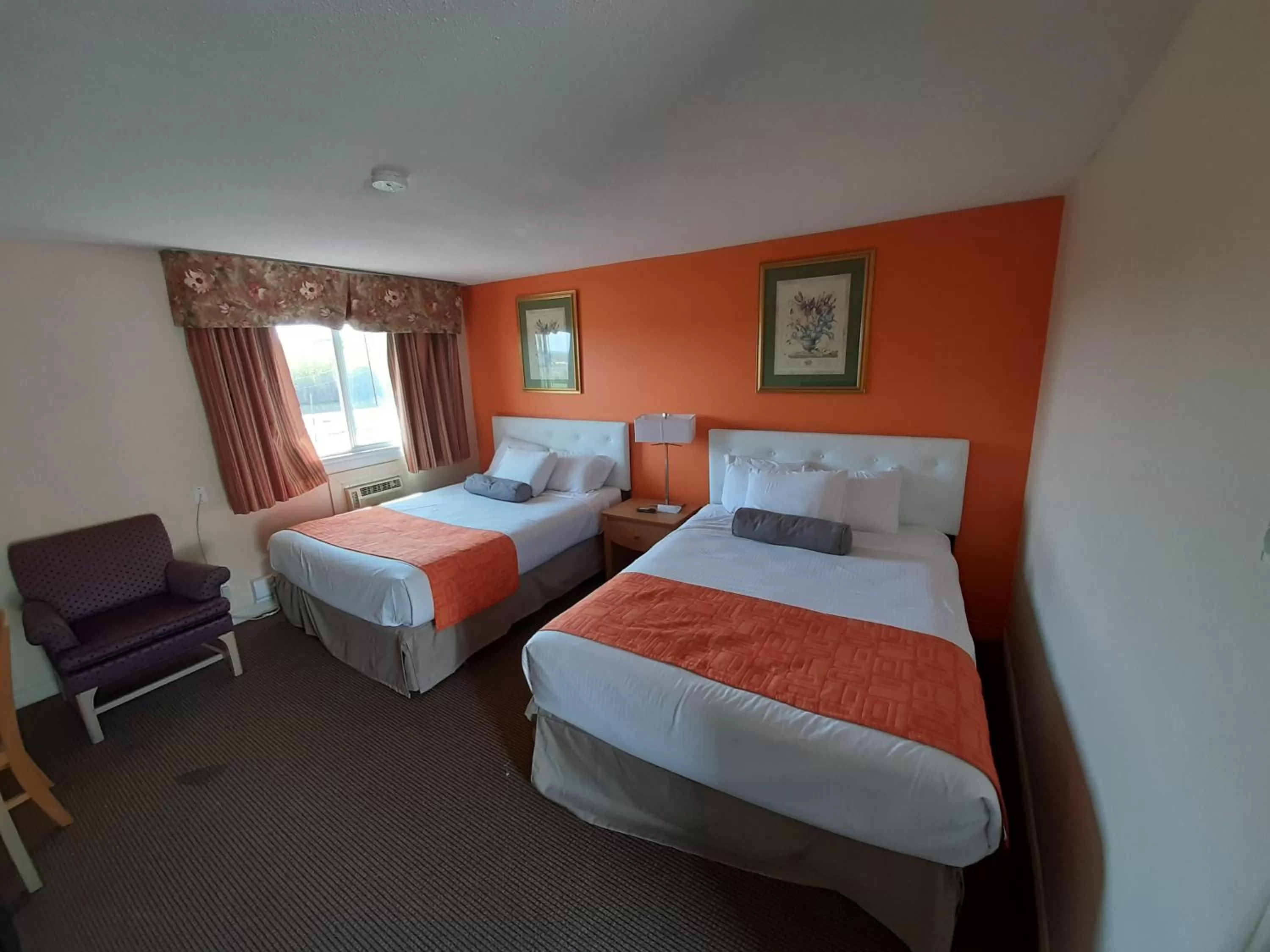 Photo of the whole room, Bed in Howard Johnson by Wyndham Woodstock NB