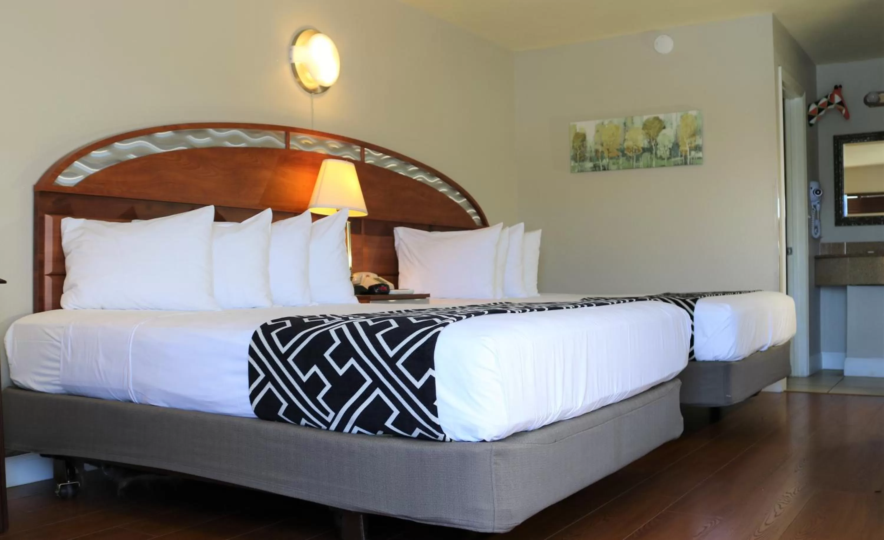 Photo of the whole room, Bed in Monte Carlo Inn- Near Disney