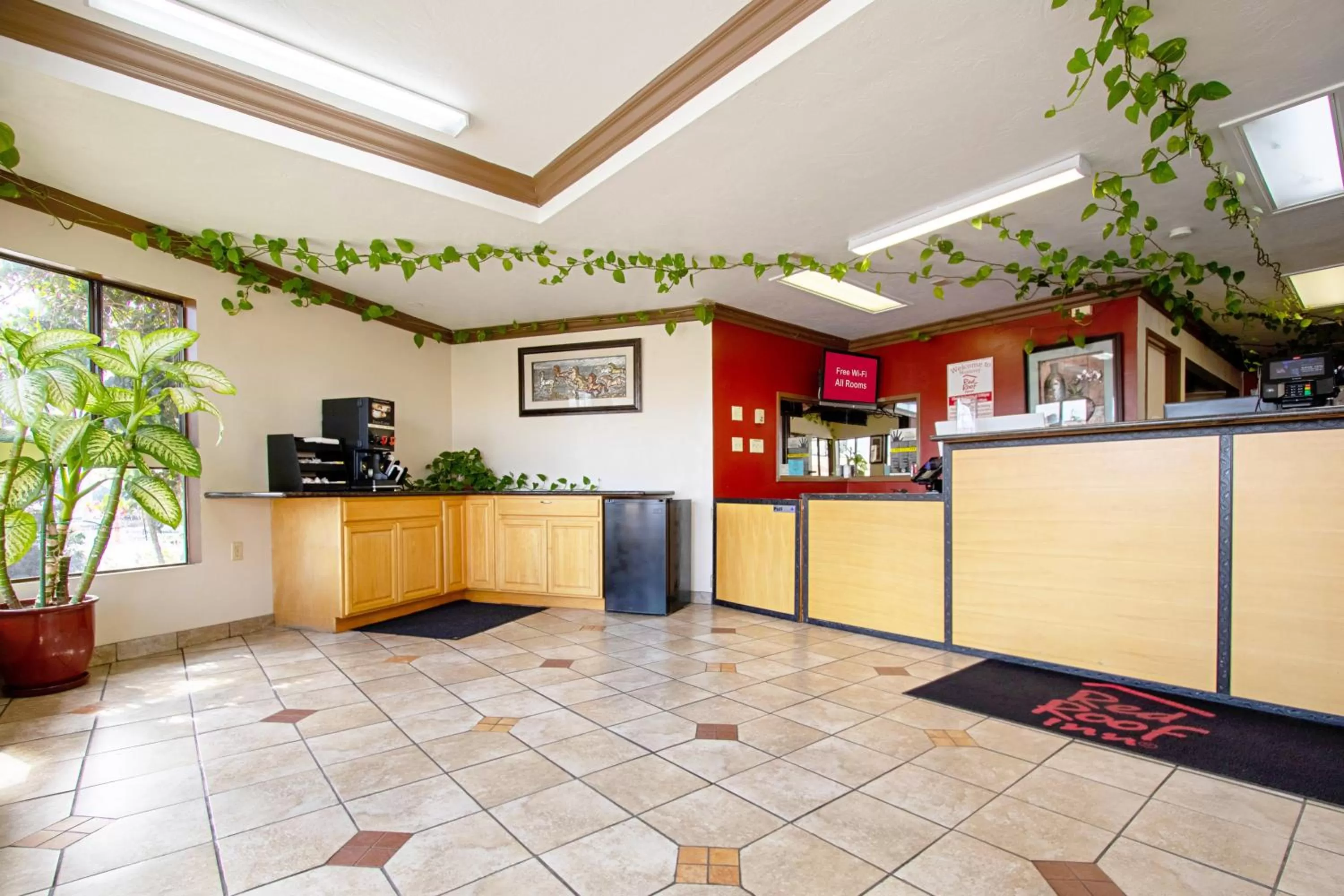Lobby or reception in Red Roof Inn & Suites Monterey