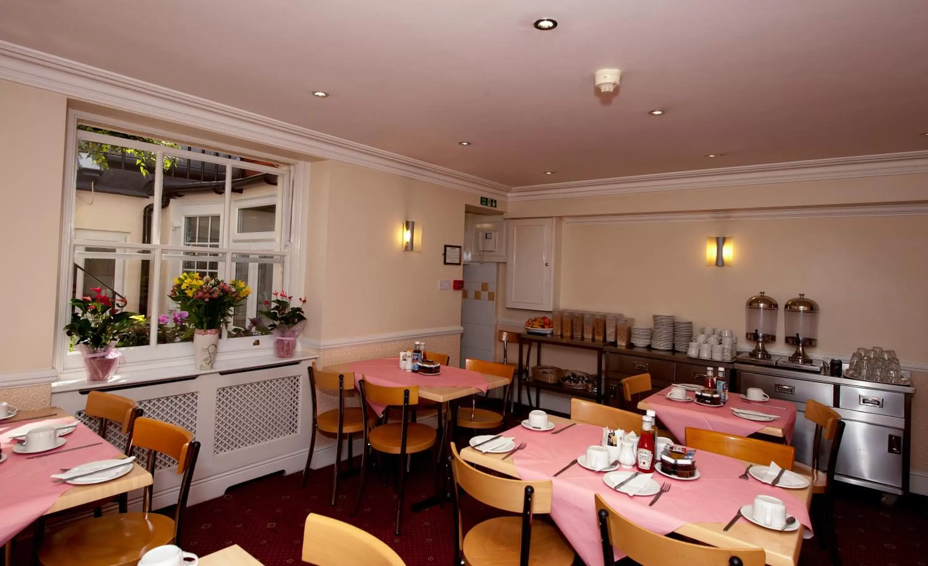 Restaurant/Places to Eat in Balmoral House Hotel