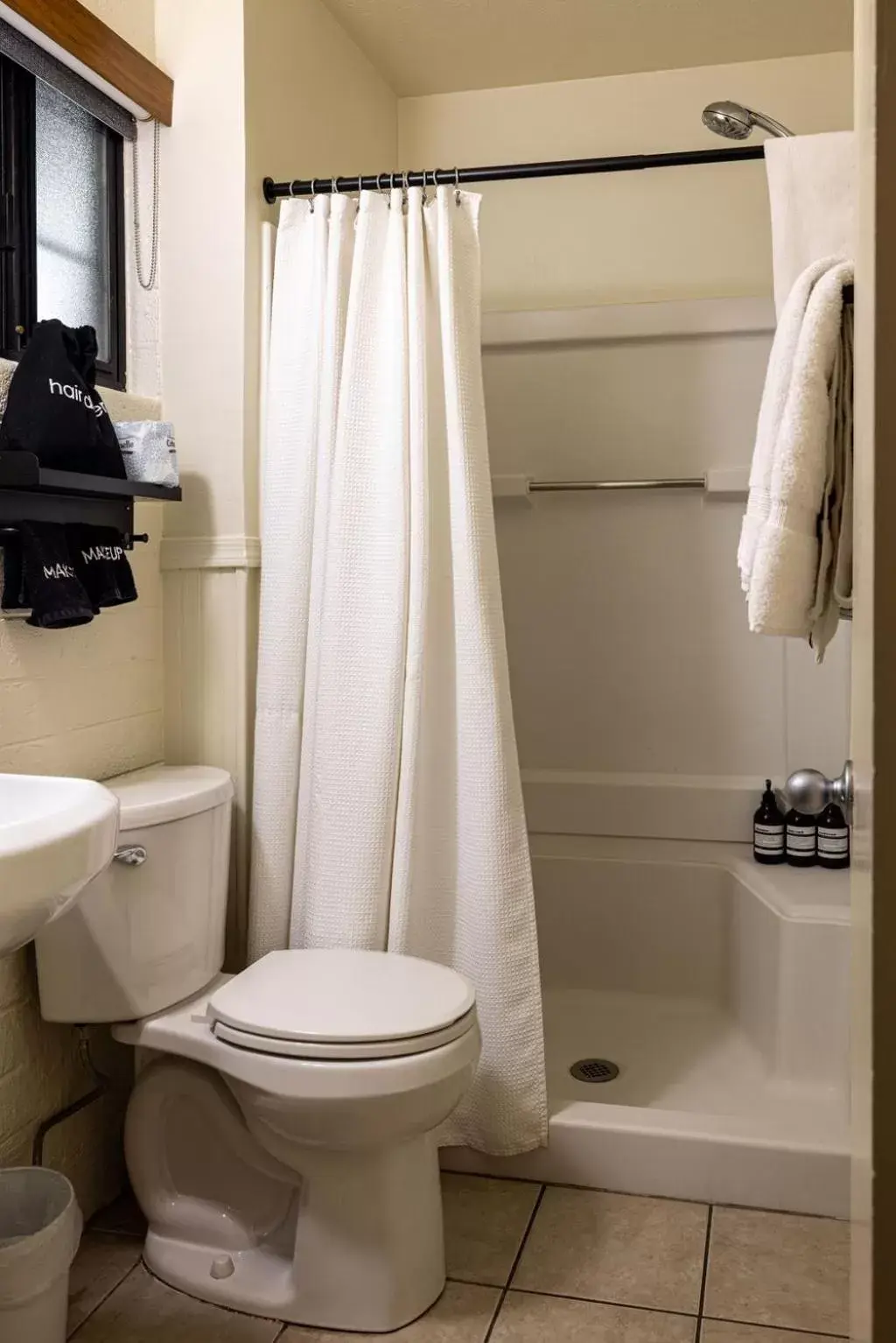 Shower, Bathroom in Star Motel