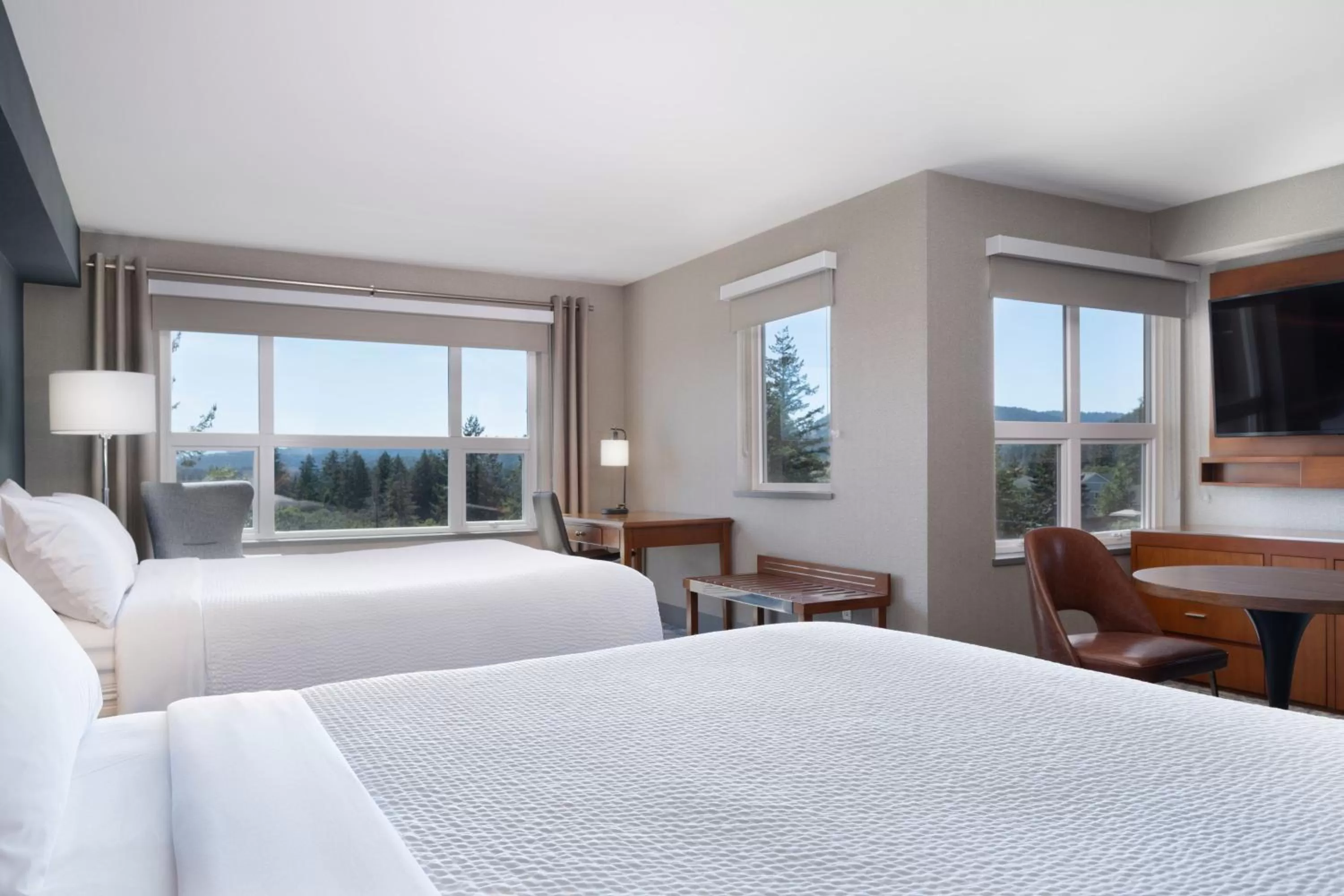 Photo of the whole room, Bed in Four Points by Sheraton Victoria Gateway