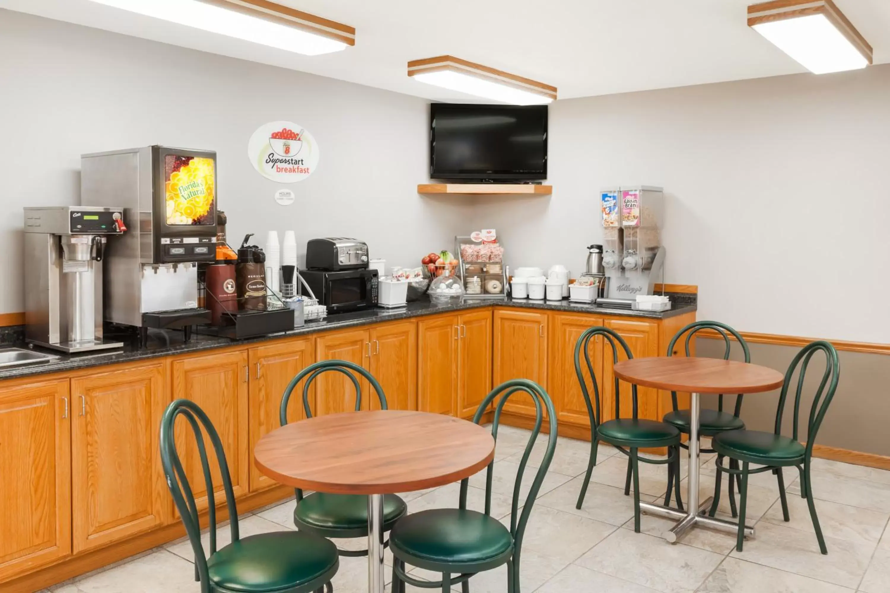 Lobby or reception, Restaurant/Places to Eat in Super 8 by Wyndham Watseka